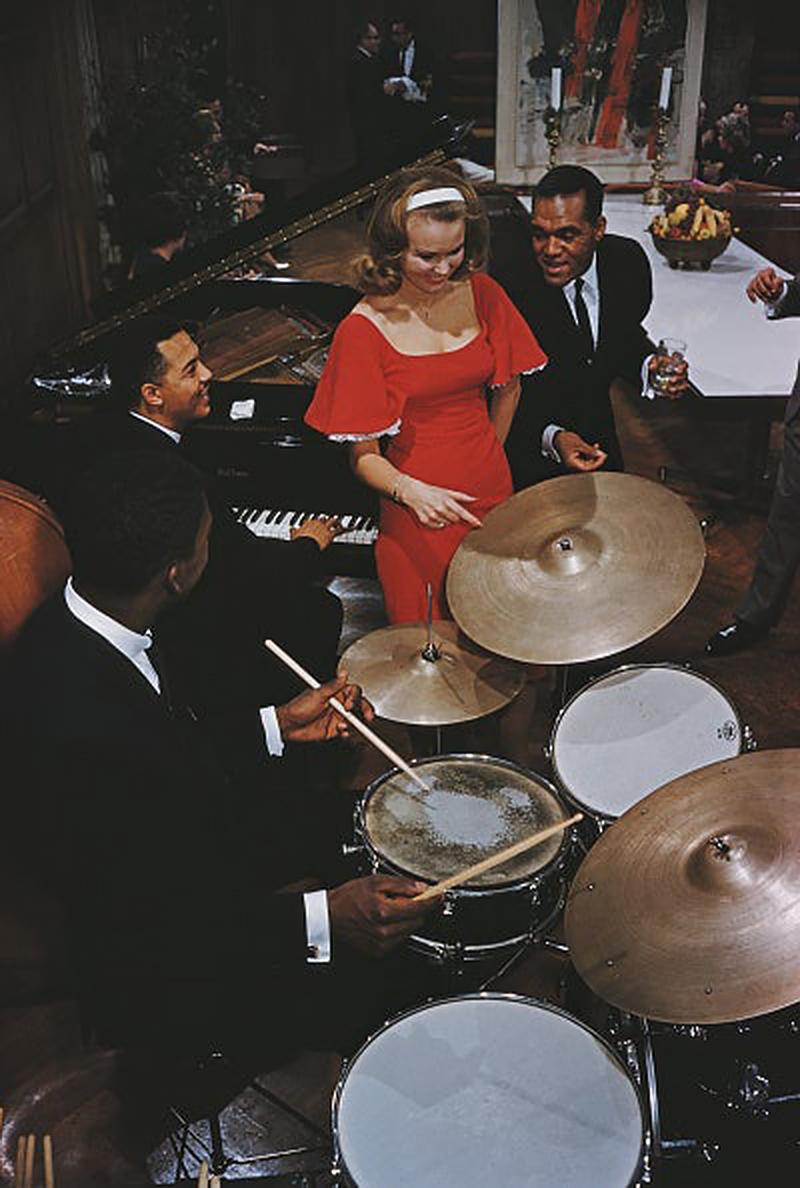 Slim Aarons Nachlass-Druck  - Party in der Playboy-Villa VII

Gäste des amerikanischen Verlegers Hugh Hefner amüsieren sich auf einer Party in der Playboy Mansion, Chicago, 1961. 

40 x 60" Zoll / 101 x 152 cm Papierformat 
 
Nachlassgestempelte