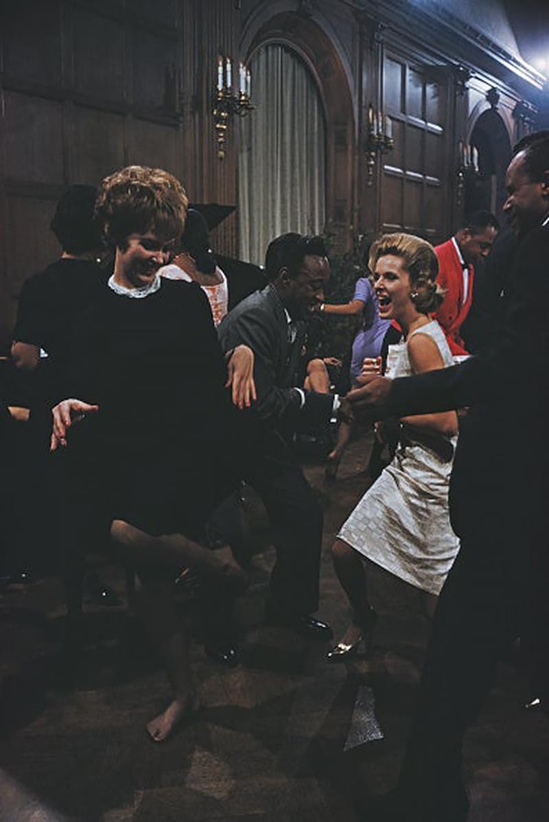Estampado Slim Aarons  - Fiesta en la Mansión Playboy XI

Invitados del editor estadounidense Hugh Hefner divirtiéndose en una fiesta celebrada en la Mansión Playboy, Chicago, 1961. 

101 x 152 cm Tamaño del papel 
 
Colección de sellos