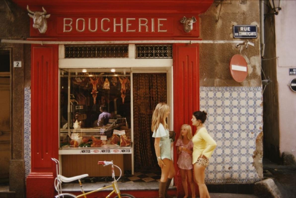 Slim Aarons offizieller Nachlassdruck - Saint-Tropez Boucherie 1971 - Übergroß