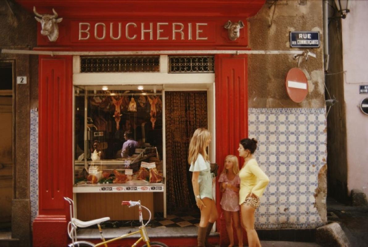 Saint-Tropez Boucherie

Boucherie de la rue des Commerçants à Saint-Tropez, sur la Côte d'Azur, en août 1971.


Slim Aarons Chromogenic C print 
Imprimé plus tard 
Slim Aarons Estate Edition 
Réalisé à partir du seul transparent ou négatif original