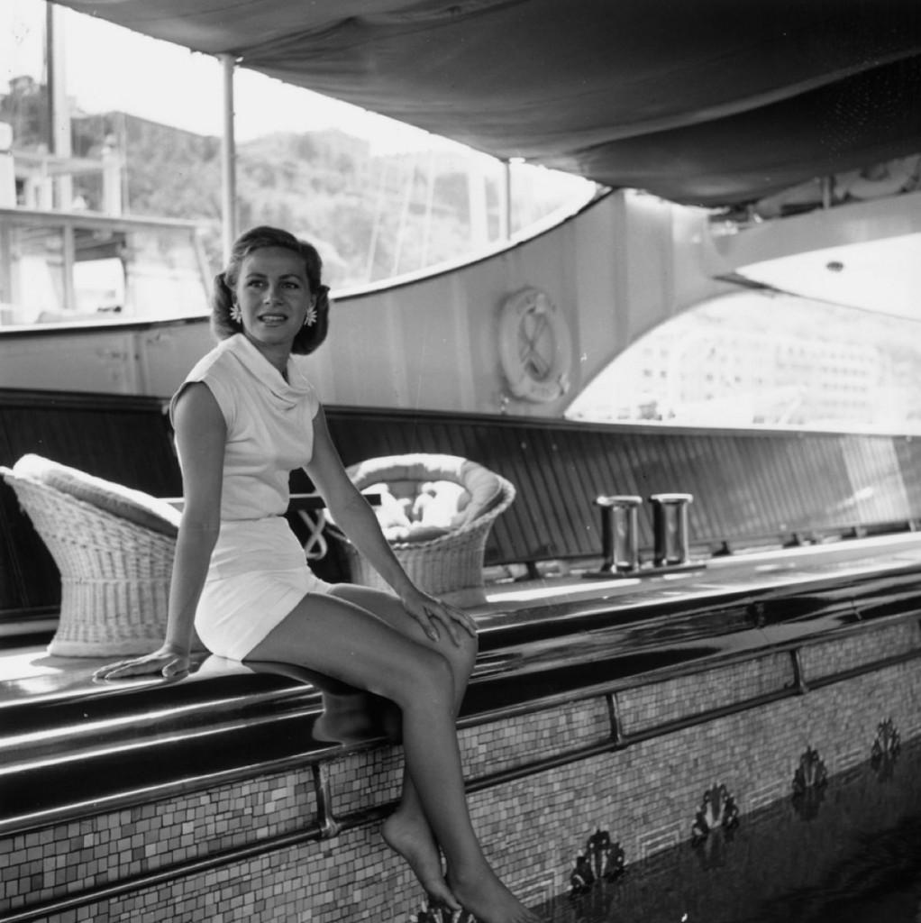 Slim Aarons Estate Print - Tina Onassis - Oversize

1958 : Athina Livanos Onassis (Tina Onassis), première épouse de l'armateur grec Aristote Onassis, se détend au bord de la piscine de leur yacht, le "Christina", à Monte-Carlo. 

(Photo par Slim