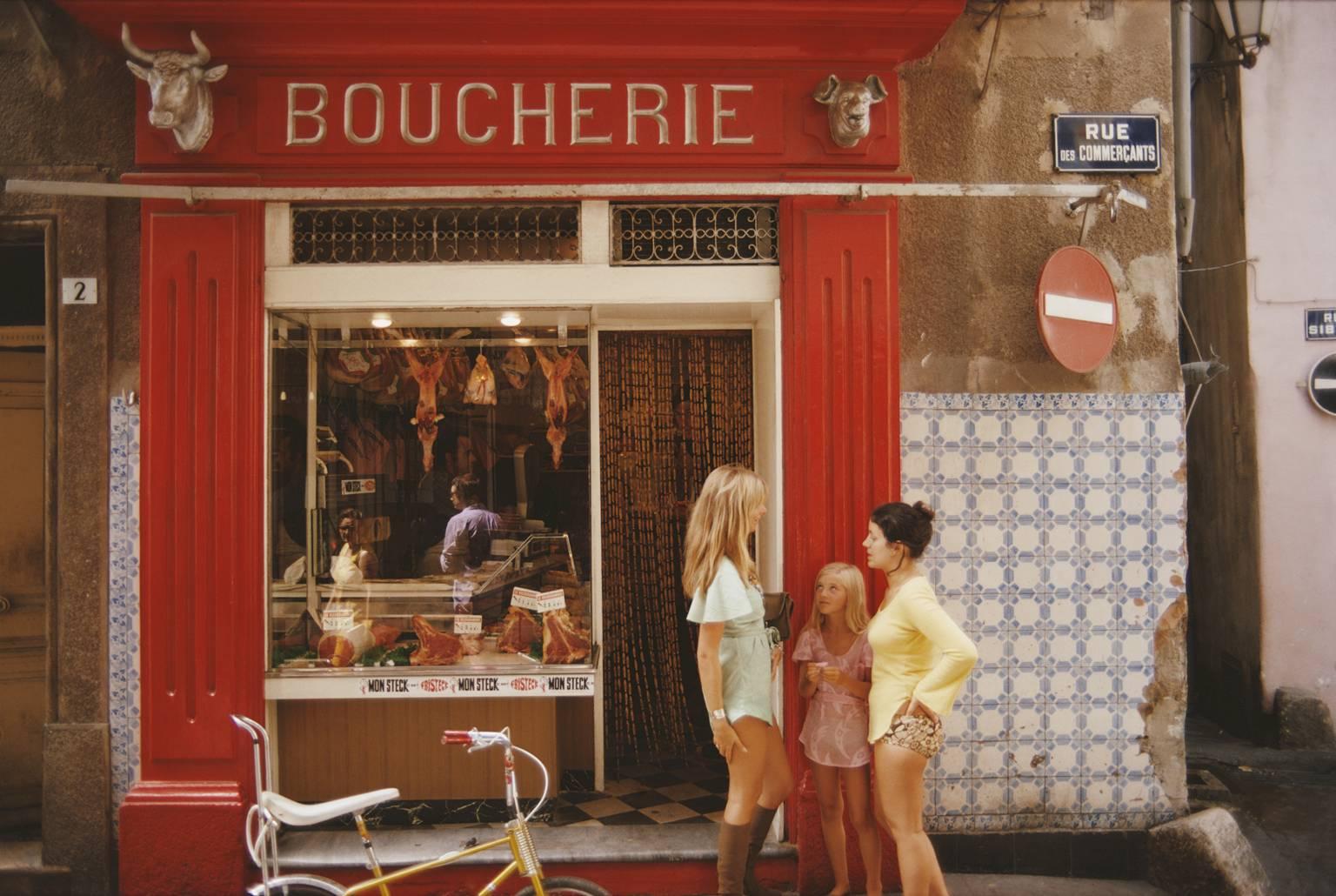 Saint-Tropez Boucherie" von Slim Aarons

Eine Metzgerei in der Rue des Commercants in Saint-Tropez an der Côte d'Azur, August 1971.

Typisch "Slim" verkörpert dieses Foto den Vintage-Stil und den Glamour der Reichen und Berühmten dieser Zeit,