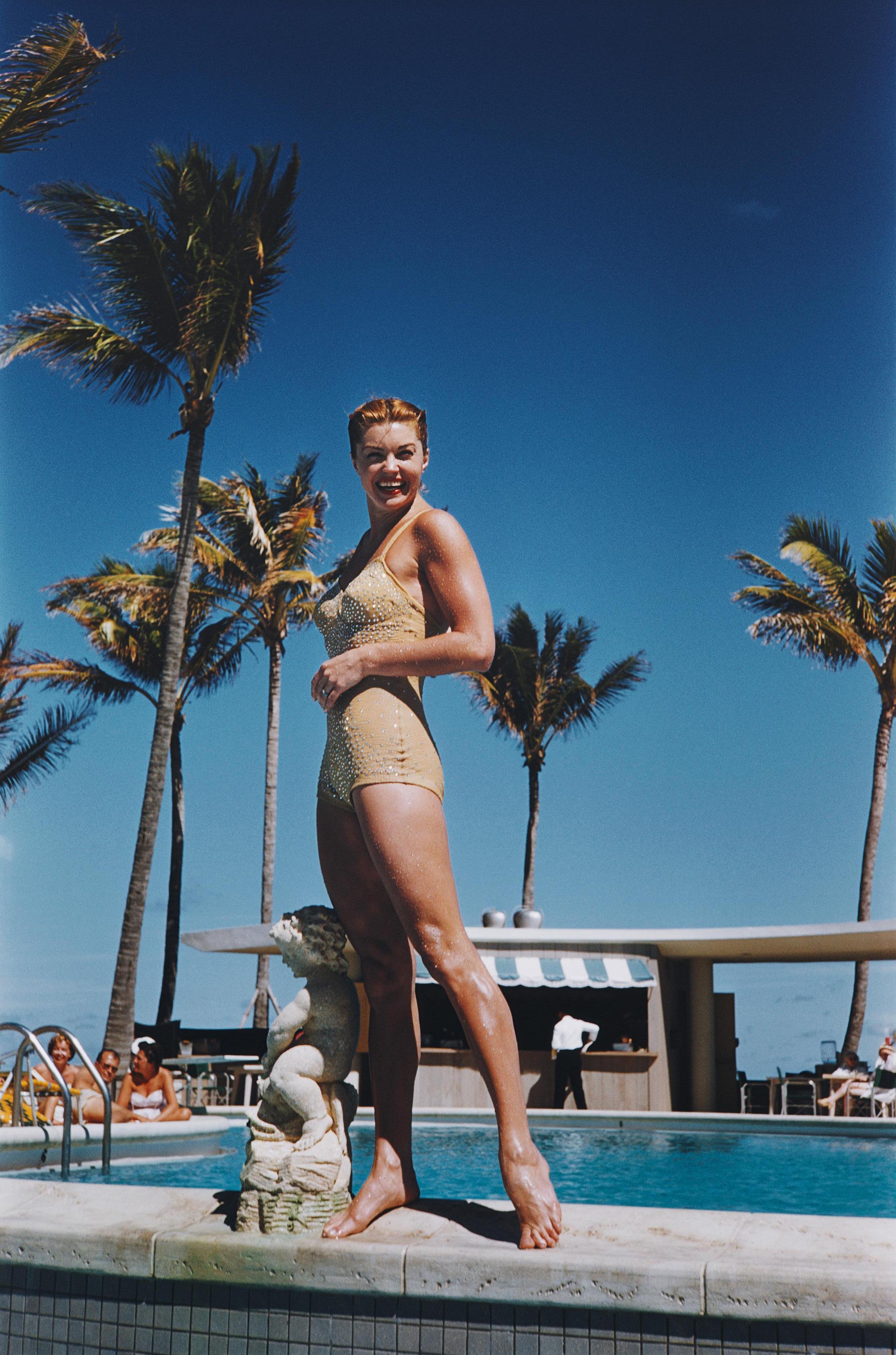 La nageuse et star de cinéma Esther Williams au bord de la piscine en Floride, 1955. 

Slim Aarons
Ester Williams
1955 (imprimé ultérieurement)
C imprimé 
Édition de 150 exemplaires numérotés et estampillés par la succession 
avec certificat