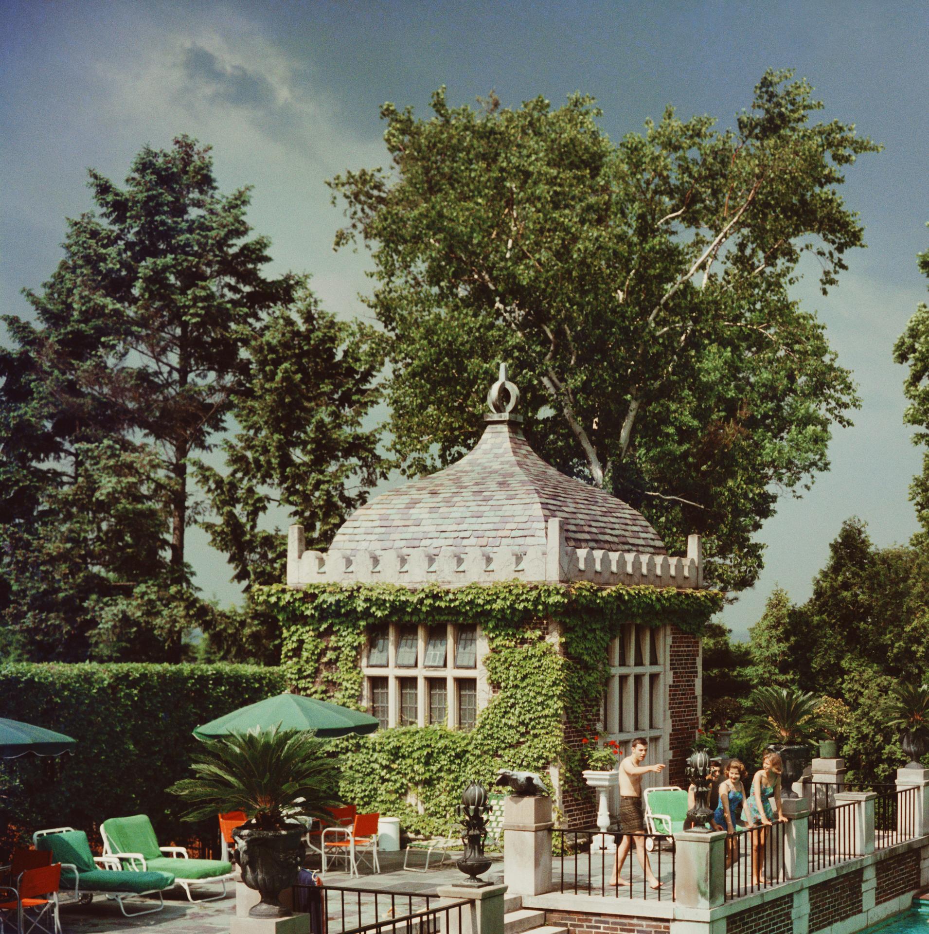 Slim Aarons „Family Pool“ (Slim Aarons Nachlassausgabe) im Angebot 3