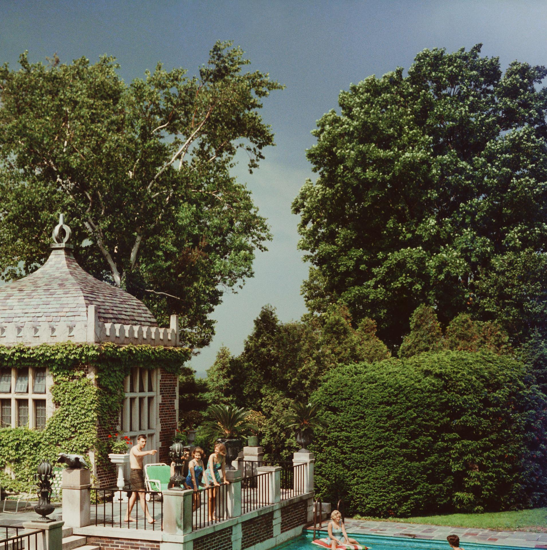 Slim Aarons „Family Pool“ (Slim Aarons Nachlassausgabe) im Angebot 4