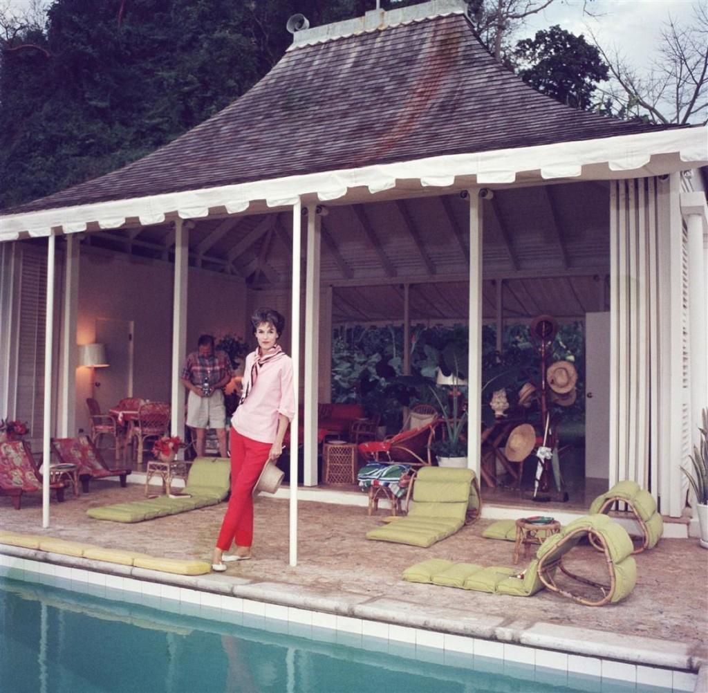 Slim Aarons - Familie Schnapper - Nachlass gestempelt

Limitierte Auflage von Estate Stamped Print (Auflage 1/150). Babe Paley (Frau William Paley) am Pool. 
Ihr Ehemann William Paley fotografiert sie in ihrem Haus in Round Hill, Jamaika.
 Eine