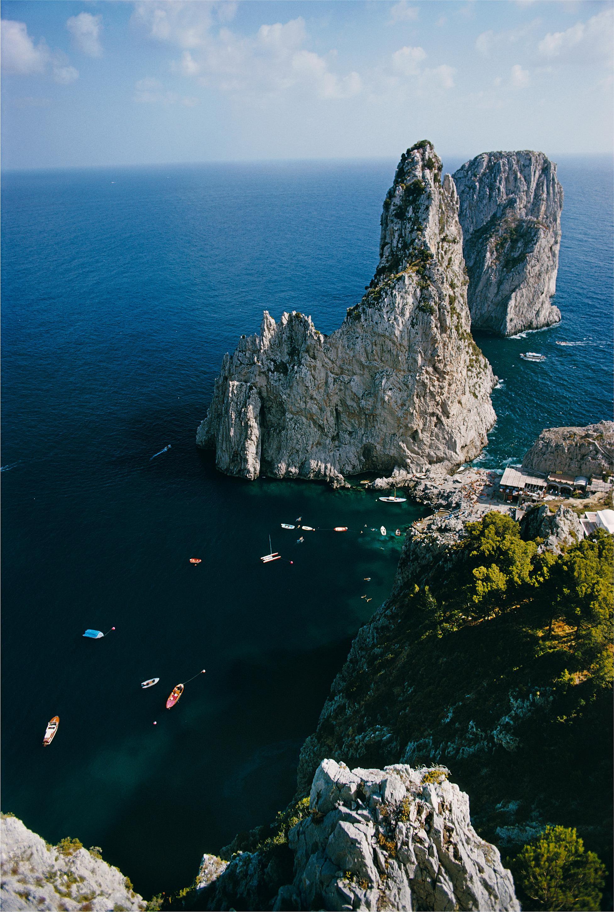 Rocce dei Faraglioni sull'isola di Capri, agosto 1974.

Slim Aarons
Rocce dei Faraglioni
1974. (stampato successivamente)
Stampa C 
Edizione stampata e numerata di 150 esemplari 
con certificato di autenticità

Slim Aarons (1916-2006) ha lavorato