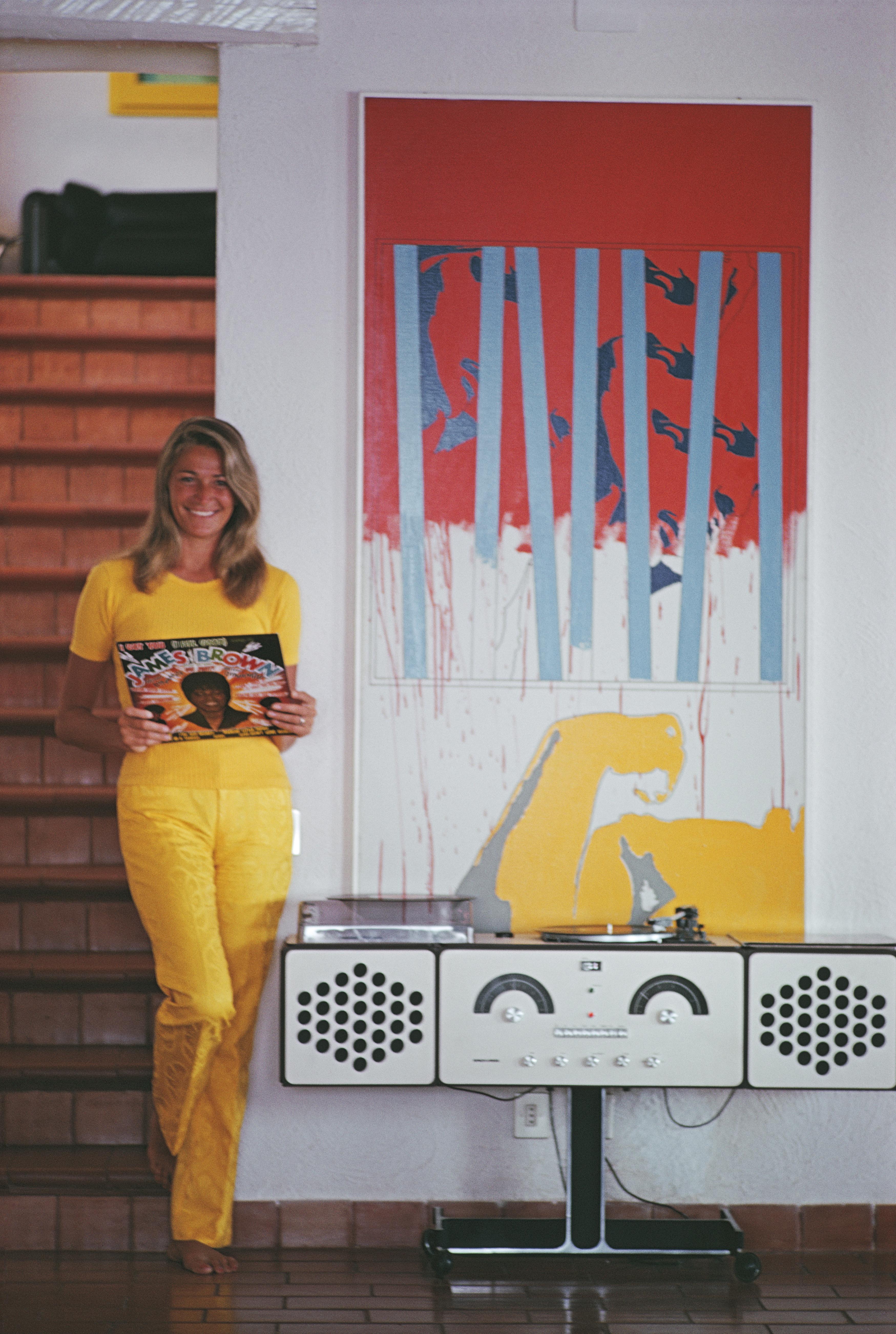 Slim Aarons
Funk In Tuscany, 1969
Stampa C 
Edizione stampata e numerata di 150 esemplari 
con certificato di autenticità

Marta Marzotta che suona un album di James Brown su un impianto stereo Brionvega Radiofonograph RR126, Porto Ercole, Toscana,