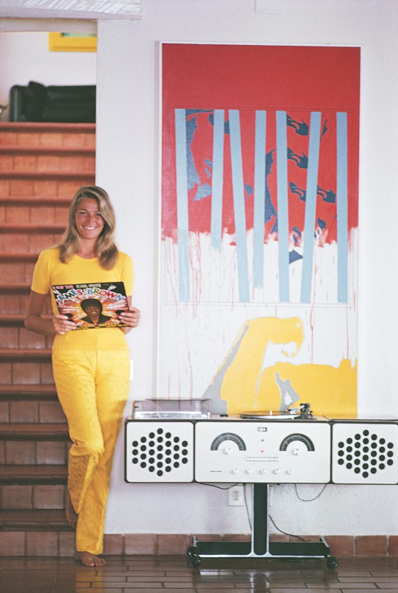 Funk en la Toscana 

Marta Marzotto (1931-2016), diseñadora de moda, modelo y miembro de la alta sociedad italiana, reproduciendo un disco de James Brown en un equipo estéreo italiano Brionvega Radiofonograph RR126, Porto Ercole, Toscana, agosto de