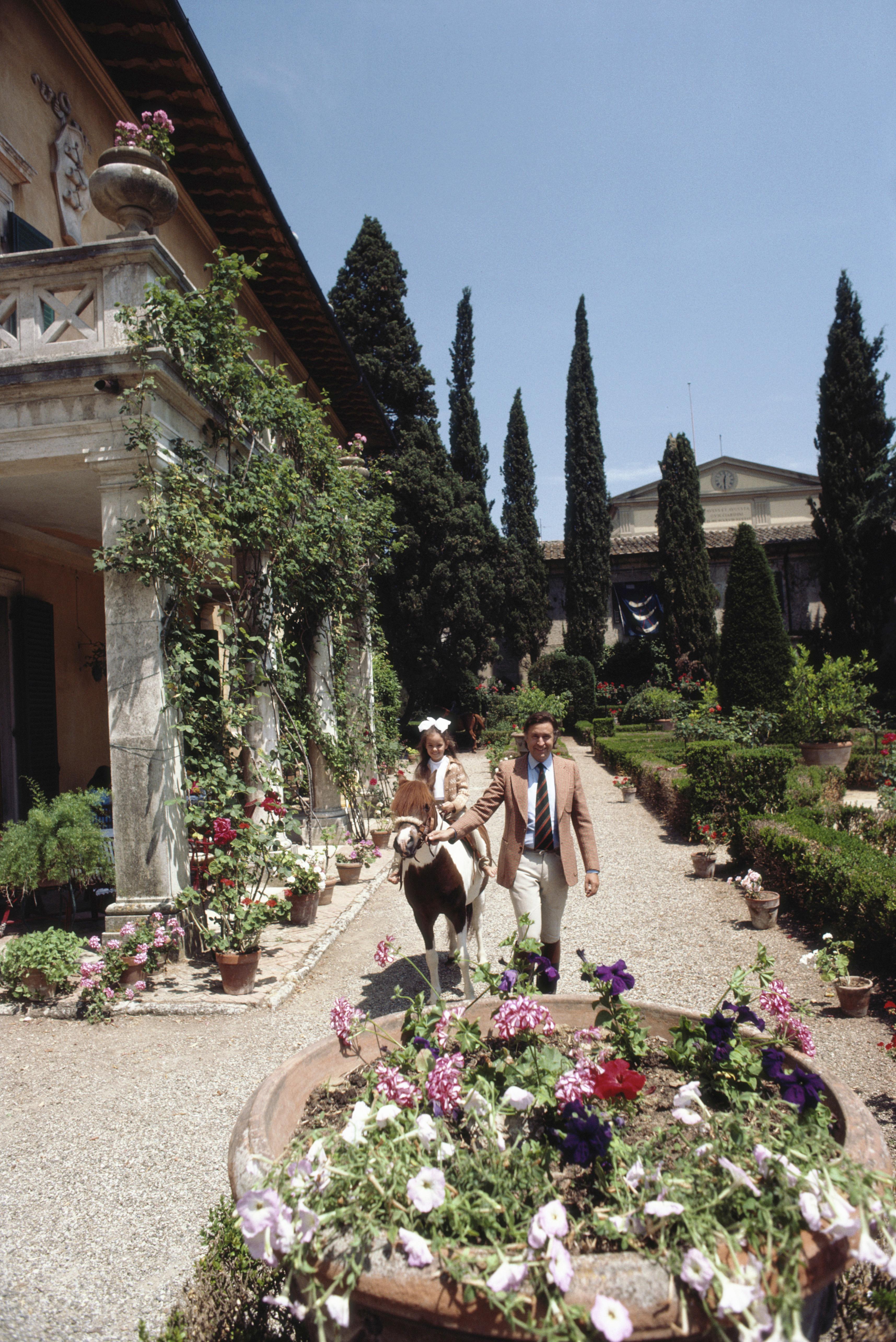 Schlanke Aarons
Girolamo Strozzi in der Villa Cusona
1983
Chromogener Lambda-Druck
Nachlassgestempelte und handnummerierte Auflage von 150 Stück mit Echtheitszertifikat des Nachlasses. 

Prinz Girolamo Strozzi und seine Tochter Natalia reiten im
