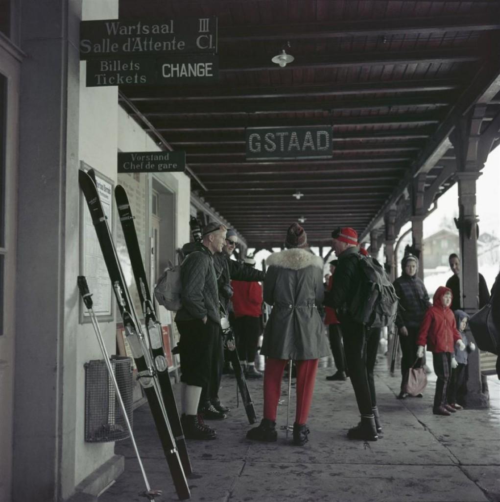 Gstaad Station 1961 Slim Aarons 

Limited Edition Estate Stamped Print

Travellers with their skis waiting at Gstaad Station, 1961.

Produced from the original transparency
Certificate of authenticity supplied 
Archive stamped and numbered in ink on