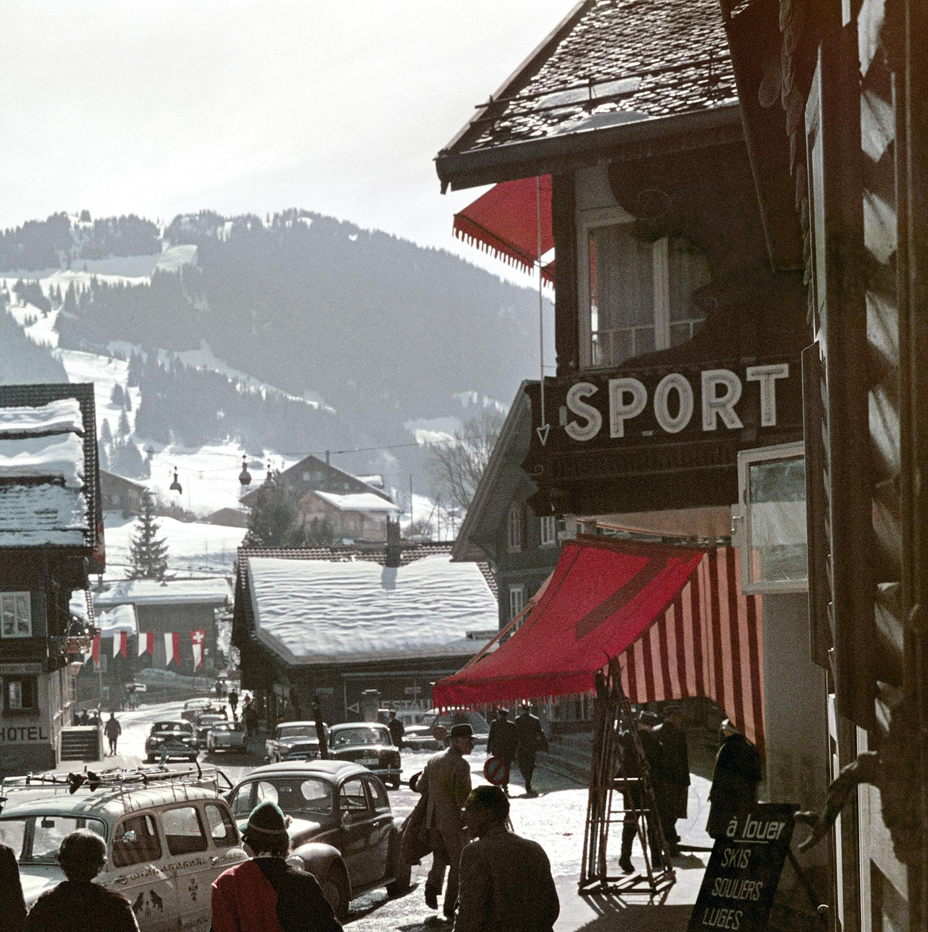 Cette photographie de paysage du début des années 1960, prise par le photographe mondain Slim Aarons, montre le centre-ville de la station de ski de Gstaad, en Suisse.

Il s'agit d'une édition de 150 exemplaires estampillés et numérotés à la main,