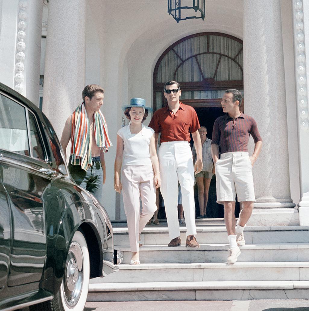 Slim Aarons „Guests am Eingang des Carlton“ Mid-Century Modern im Angebot 1