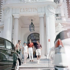 Slim Aarons 'Ospiti all'ingresso del Carlton' Mid-century Modern