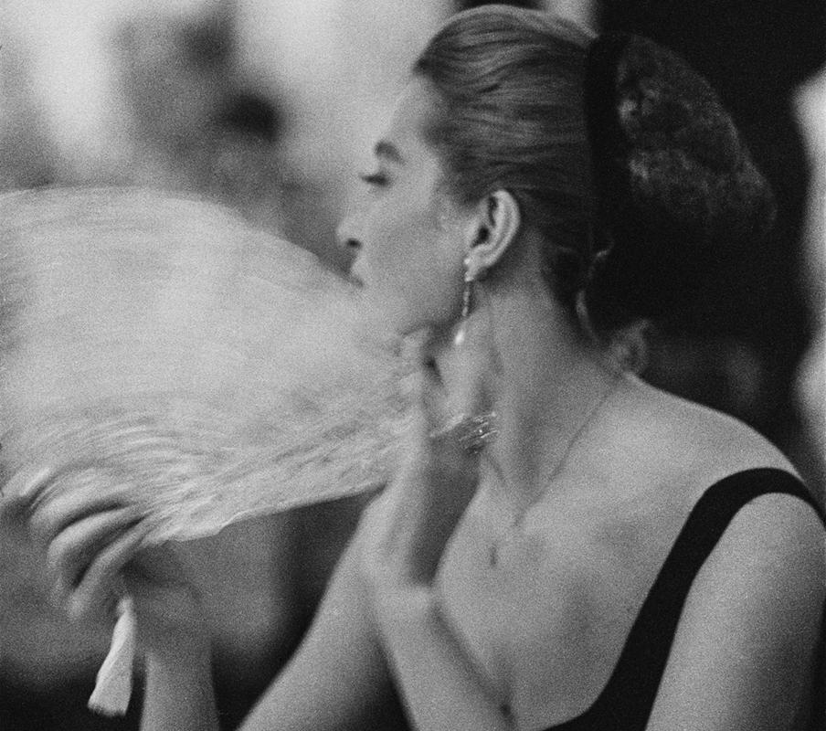 Stampa in edizione limitata firmata a mano da Slim Aarons - Capucine 1957 in vendita 1
