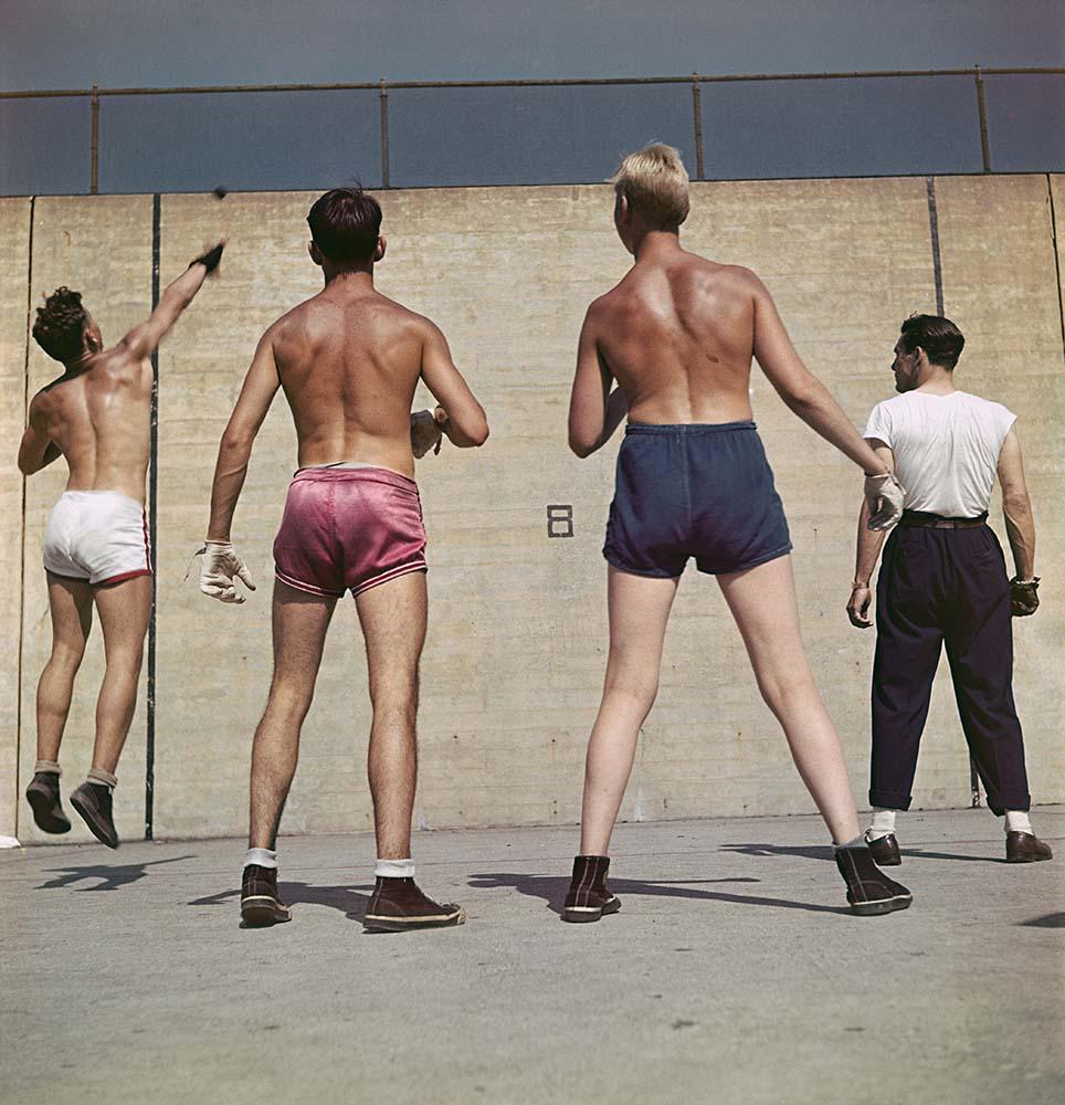 Eine Gruppe junger Männer spielt Handball auf einem Spielplatz in der 95th Street, Central Park, New York City, 1948.

Schlanke Aarons
Handball im Central Park
Chromogener Lambda-Druck
Slim Aarons Estate Edition
Kostenloser Versand an Ihren