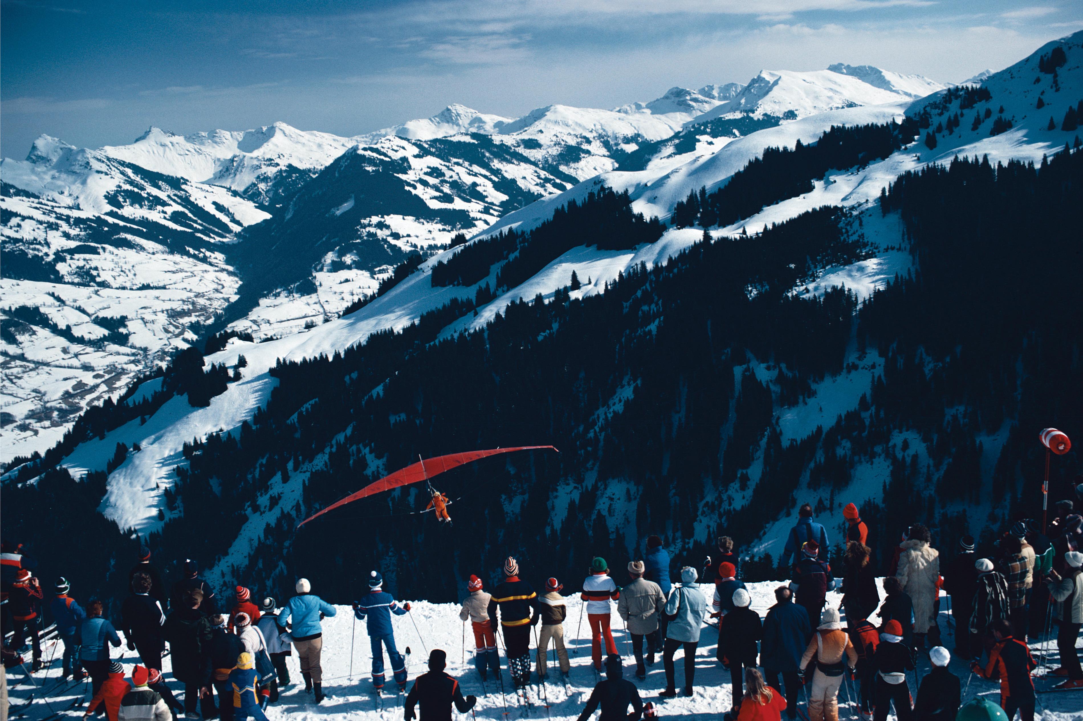 Schlanke Aarons
Drachenfliegen
1980 (später gedruckt)
C Druck 
Nachlassgestempelte und nummerierte Auflage von 150 Stück 
mit Echtheitszertifikat

Drachenfliegen in Kitzbühel, Österreich, 1980. (Foto: Slim Aarons/Getty Images)

Slim Aarons, ein