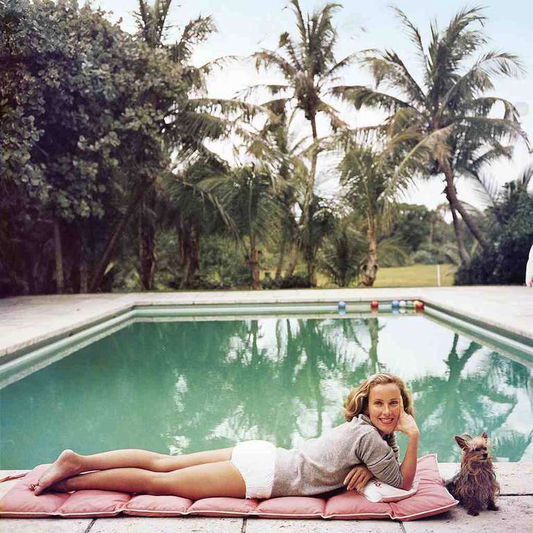 1959: La socialité Alice Topping relajándose junto a una piscina en Palm Beach.

Edición sellada y numerada a mano de 150 ejemplares con certificado de autenticidad de la propiedad.   

Slim Aarons (1916-2006) trabajó principalmente para