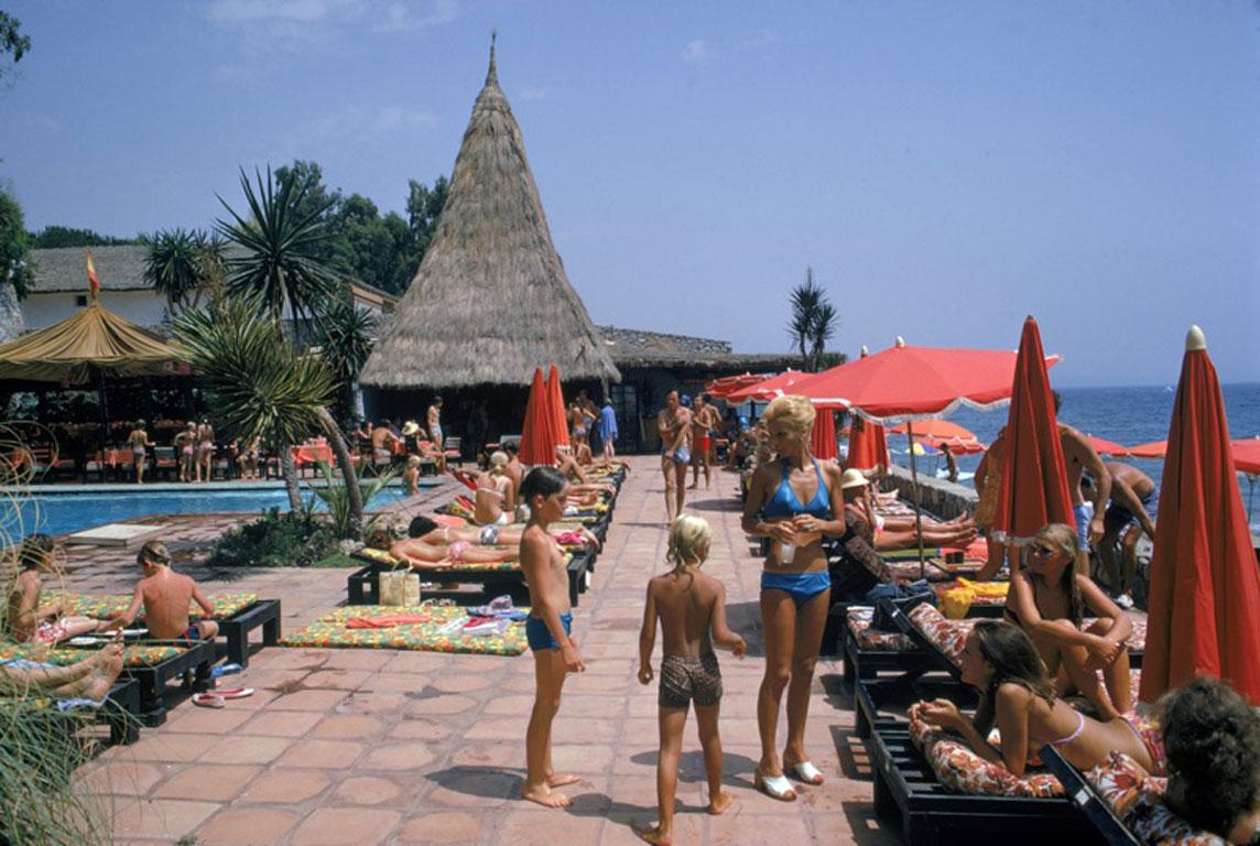 Pool des Algarve Hotels, 1971
Chromogener Lambda-Druck
Nachlassauflage von 150 Stück

Badegäste am Pool des Marbella Club, Marbella, Spanien, August 1971.

Nachlassgestempelte und handnummerierte Auflage von 150 Stück mit Echtheitszertifikat des