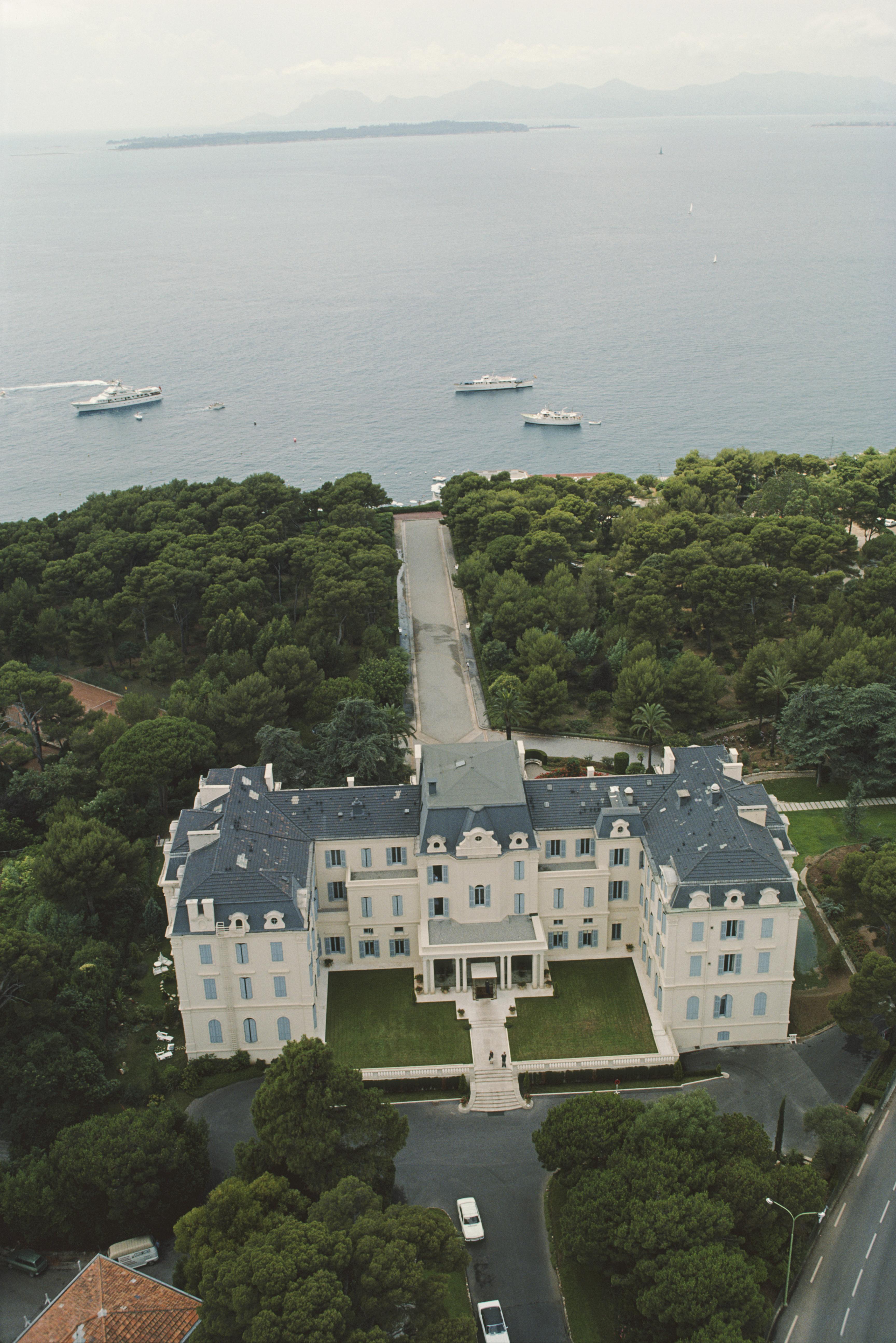 'Hotel du Cap' 1976 Slim Aarons Limited Estate Edition Print 
An aerial view of the Hotel du Cap Eden-Roc, Antibes, France, August 1976. 

Slim Aarons Chromogenic C print 
Printed Later 
Slim Aarons Estate Edition 
Produced utilising the only