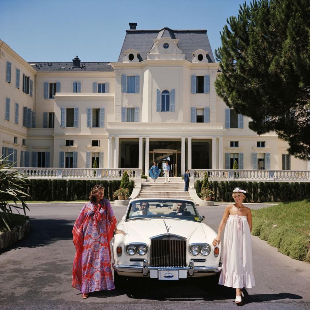 Hotel Du Cap-Eden-Roc by Slim Aarons, 1976 Limited Edition Estate Stamped Print
Guests standing by a white Rolls-Royce convertible courtesy car at the Hotel du Cap-Eden-Roc, Antibes, France, August 1976

Image size 30 x 30 inches / 76 x 76 cm