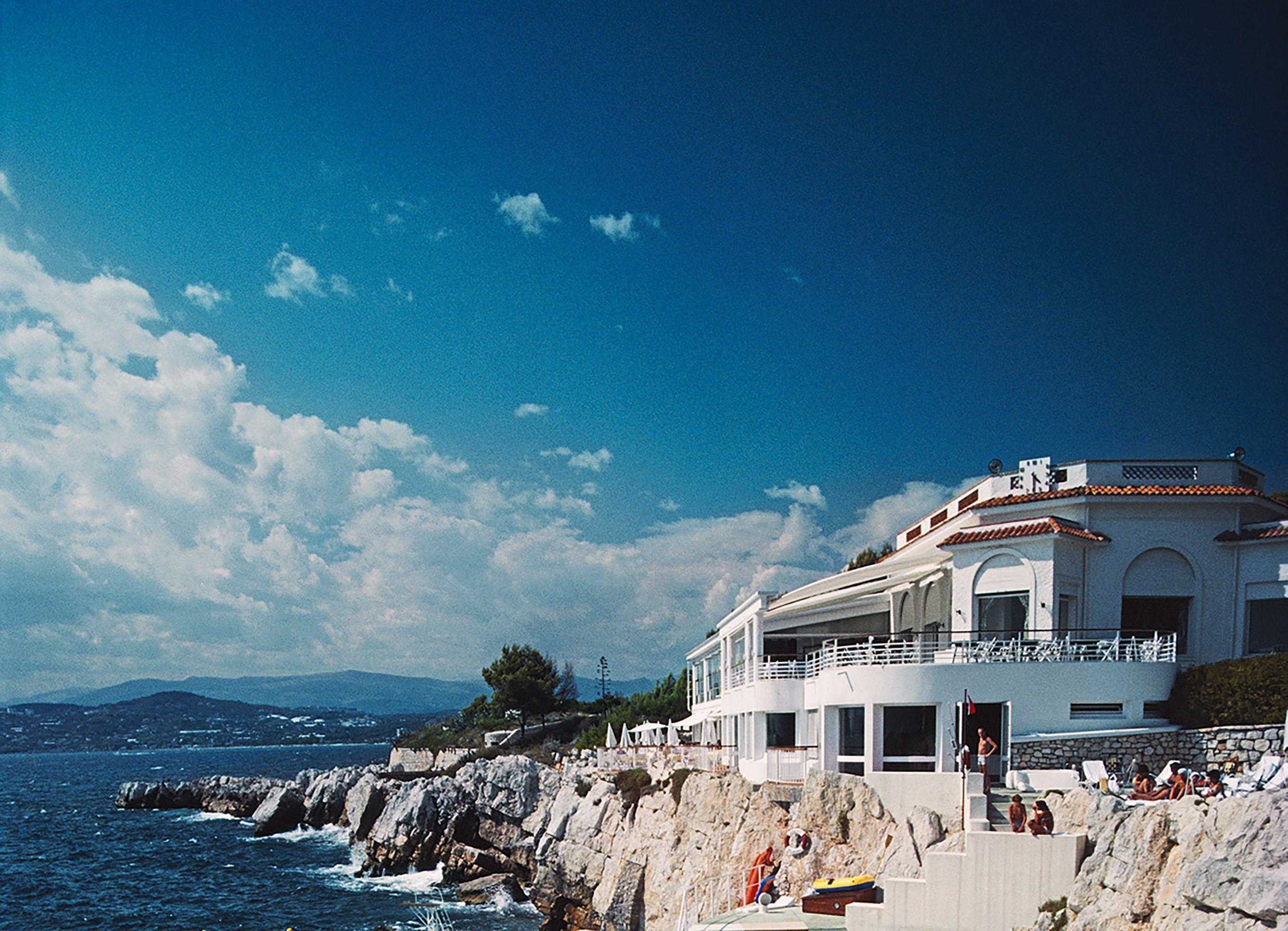 Des baigneurs profitent du soleil au bord de la piscine de l'Hôtel du Cap Eden-Roc, Antibes, France, 1976. La photographie emblématique d'Aarons représente l'hôtel légendaire rendu célèbre par Tendre est la nuit de Fitzgerald, la maison ensoleillée