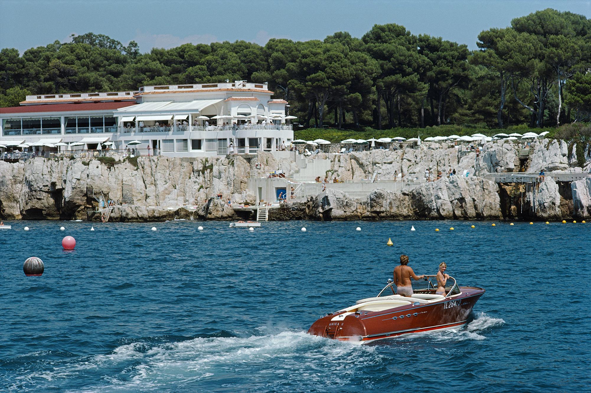 Hotel Du Cap-Eden-Roc
1969 (später gedruckt)
C Druck
Nachlassgestempelte und nummerierte Auflage von 150 Stück 
mit Echtheitszertifikat

Bildunterschrift: Urlauber in einem Motorboot vor dem Hotel du Cap-Eden-Roc in Antibes an der Côte d'Azur, 1969.