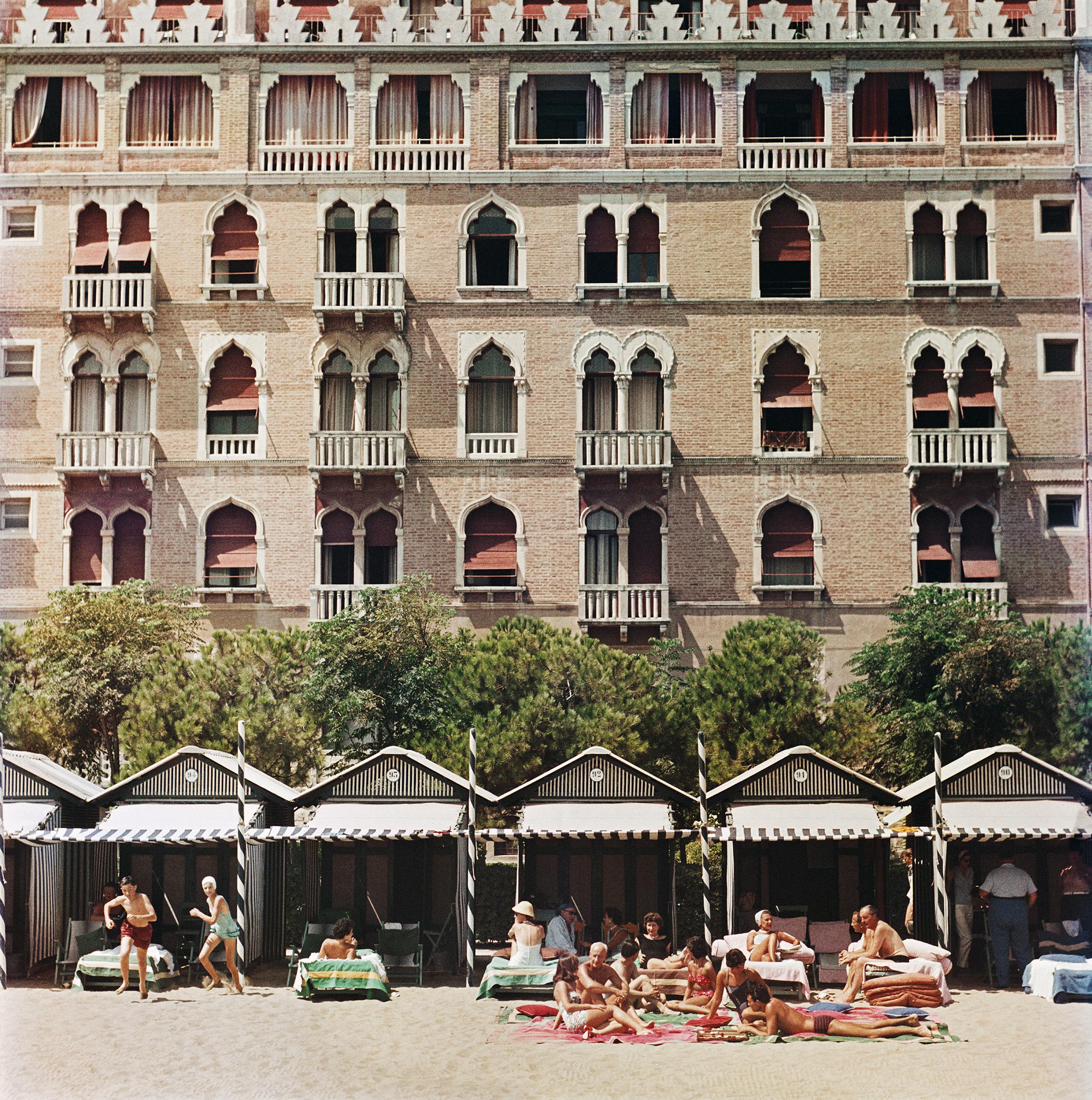 Schlanke Aarons
Hotel Excelsior, Venedig
1957
C-Print
Nachlasssignatur gestempelt und handnummerierte Auflage von 150 Stück mit Echtheitszertifikat aus dem Nachlass von Slim Aarons

CAPTION: Das Westin Excelsior Hotel auf dem Lido in Venedig, 1957.