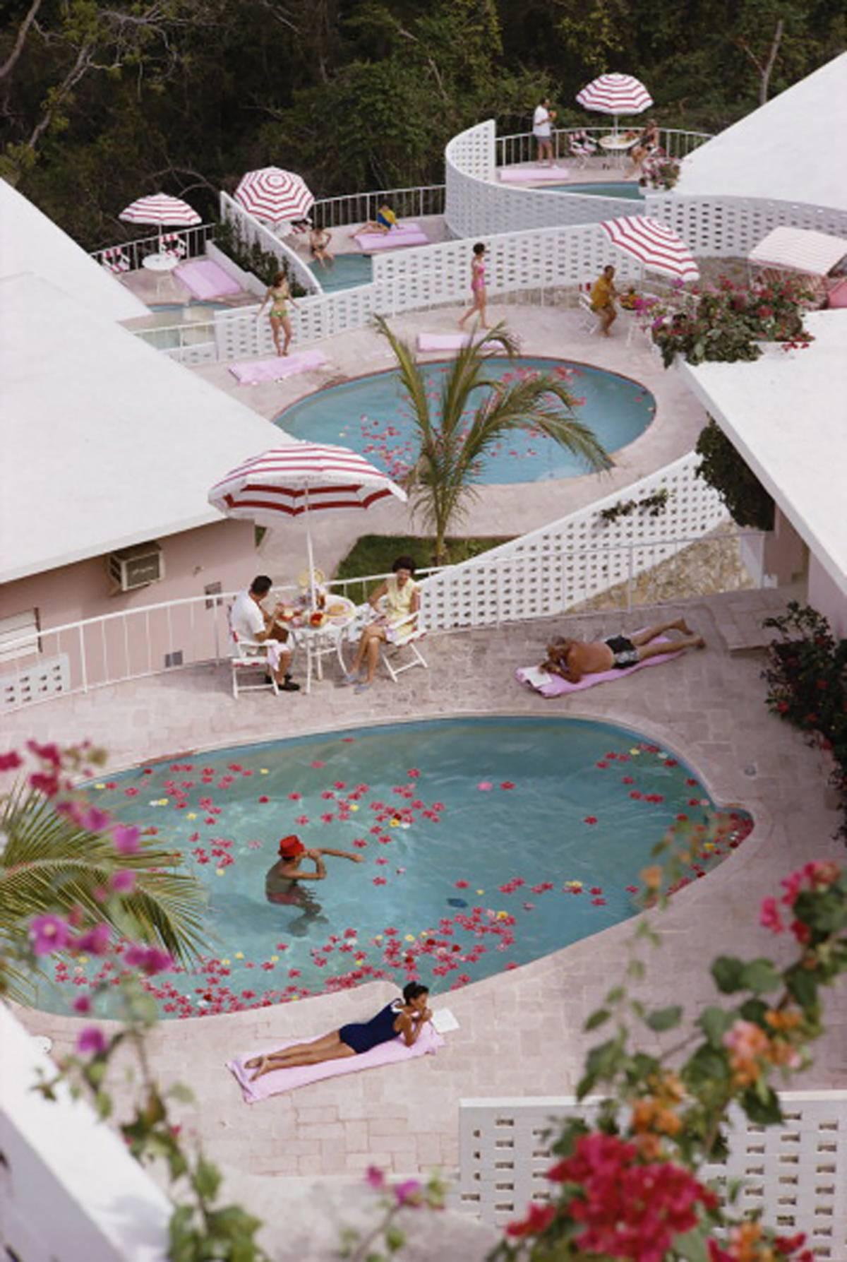 Slim Aarons
Hôtel Las Brisas
1968 (imprimé ultérieurement)
c-impression
Édition de 150 exemplaires numérotés à la main et estampillés par la succession, avec certificat d'authenticité de la succession. 

Appartements et piscines du La Concha Beach