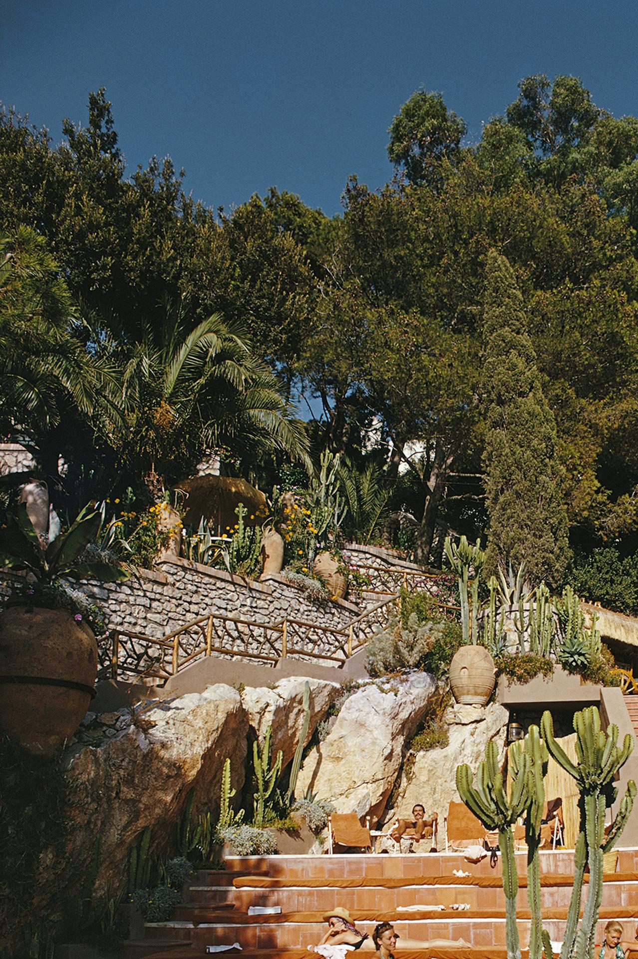 Slim Aarons „Hotel Punta Tragara, Capri“ (Edition aus dem Nachlass vonlim Aarons) im Angebot 3