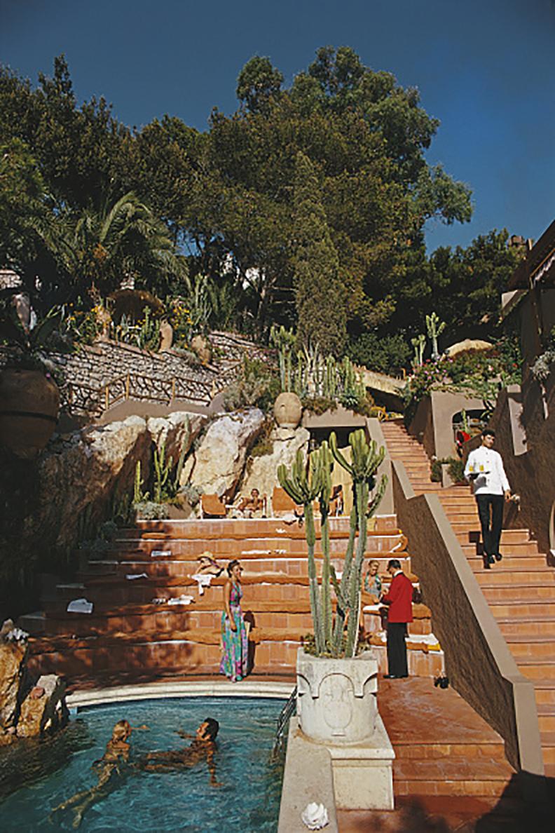 El Hotel Punta Tragara en Capri, Italia, agosto de 1974. Numerada y sellada por el patrimonio de Slim Aarons. Certificado de autenticidad incluido. 

Slim Aarons
Villa d'Este
Impresión cromogénica Lambda
Impreso posteriormente
Slim Aarons Estate