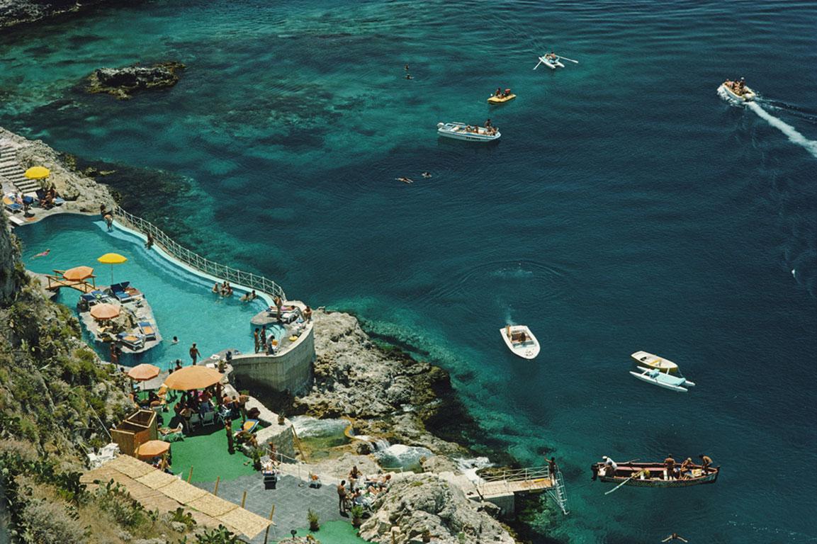 Hotel Taormina, 1975
Chromogener Lambda-Druck
Nachlassauflage von 150 Stück

Das Schwimmbad am Meer im Hotel Taormina in Taormina, Sizilien, August 1975. 

Nachlassgestempelte und handnummerierte Auflage von 150 Stück mit Echtheitszertifikat des