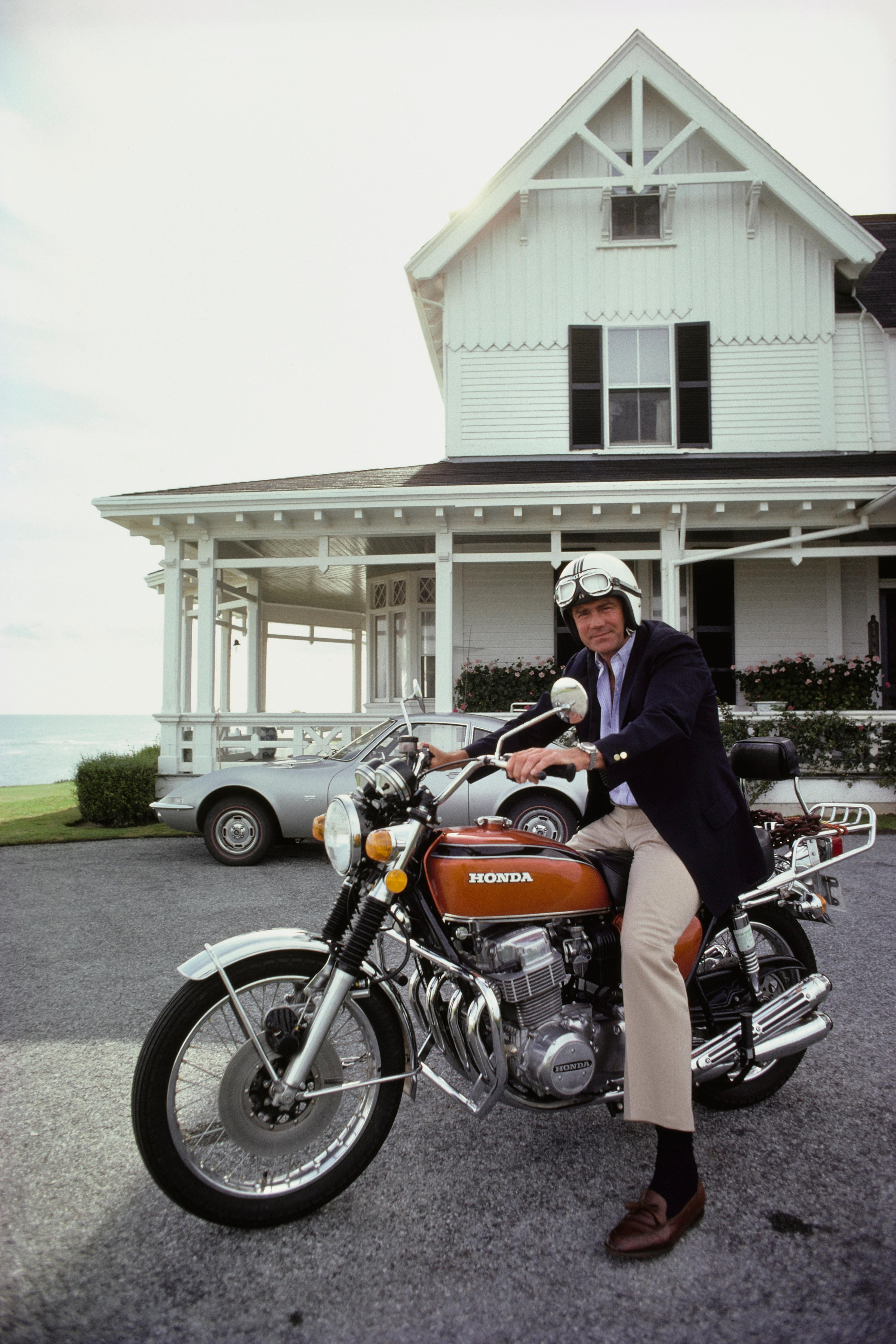 Howard Cushing
1974 (impreso posteriormente)
Impresión C
Edición sellada y numerada 1 de 150 
con Certificado de autenticidad

Pie de foto: Howard Cushing en una motocicleta frente a la casa de la familia Cushing "The Ledges", Newport, Rhode Island,