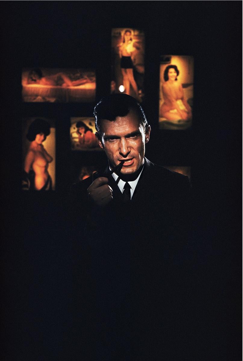 'Hugh Hefner'  

El editor estadounidense Hugh Hefner, fundador de la revista "Playboy", rodeado de material erótico en el Club Playboy de Chicago, 1961. 

Tamaño del papel 60 x 40" pulgadas / 152 x 101 cm 
 
Colección de sellos patrimoniales