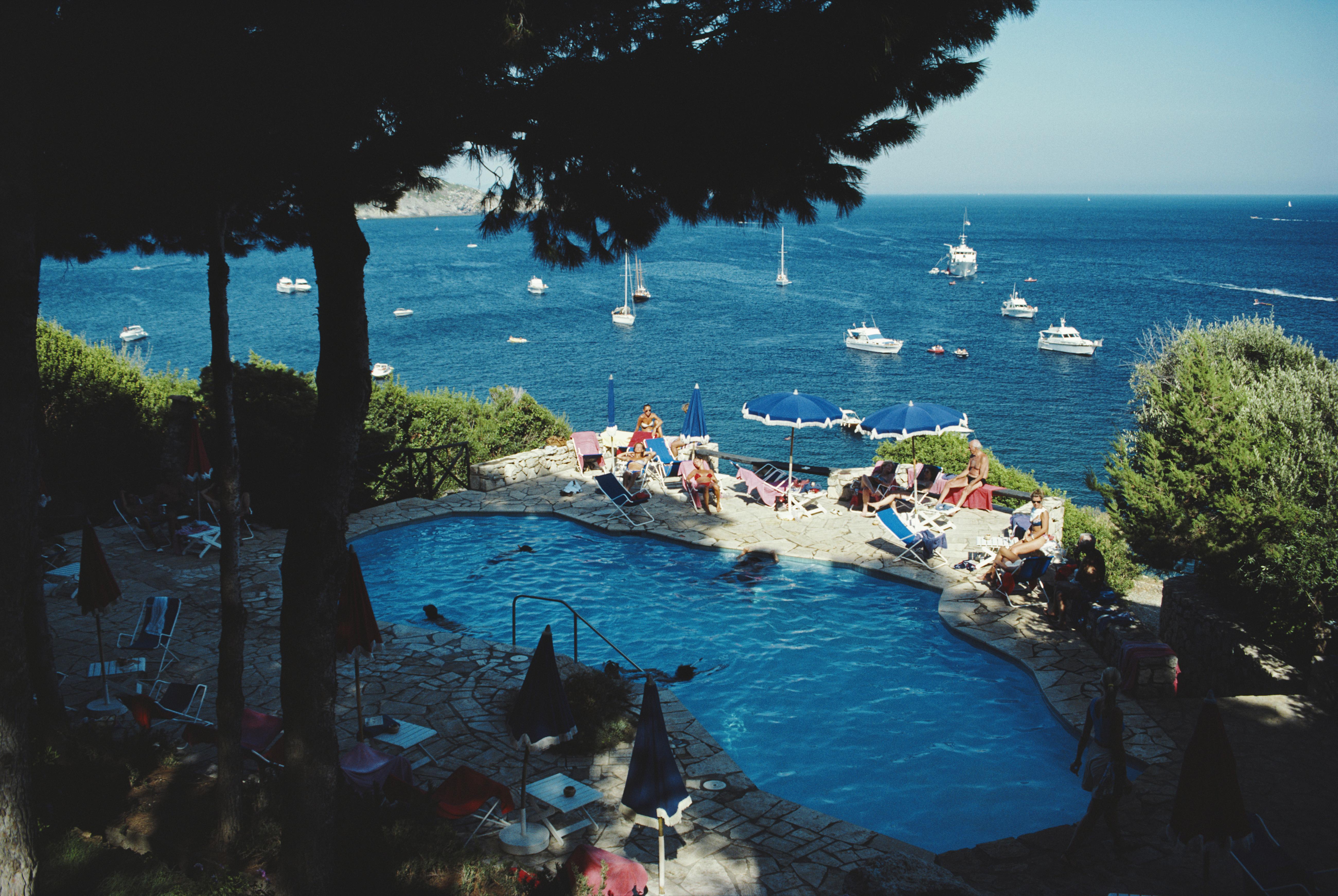 Urlauber entspannen sich am Swimmingpool des Hotels Il Pellicano in Porto Ercole, Toskana, 1987

Schlanke Aarons
Das Schwimmbad von Pellicano, 1987
Lambda-Druck
4 Größen verfügbar
Slim Aarons Estate Edition

40 x 60 Zoll
$3950

30 x 40