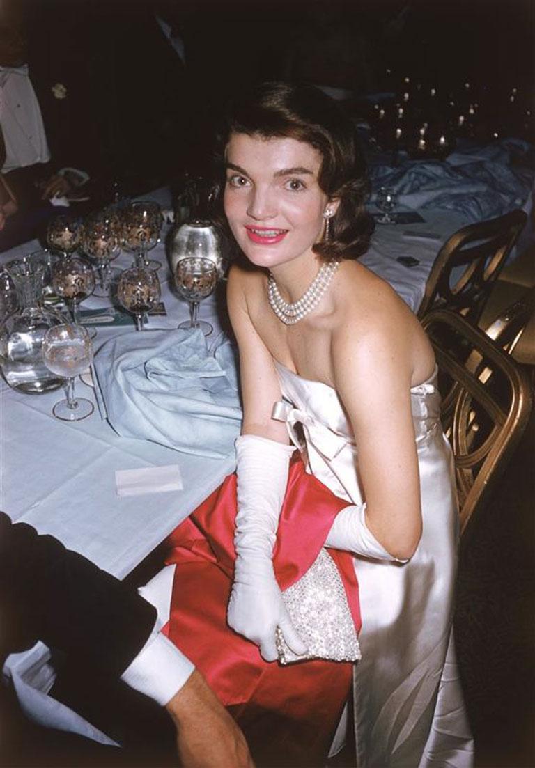 Jackie Kennedy, 1959
Chromogener Lambda-Druck
Nachlassauflage von 150 Stück

Jacqueline Kennedy (Jackie Onassis) (1929 - 1994), Ehefrau von Senator Jack Kennedy, auf einem "April in Paris"-Ball. Original Kunstwerk: Eine wunderbare Zeit - Slim