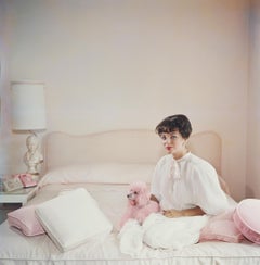 Slim Aarons "Joan Collins, accessoire rose".