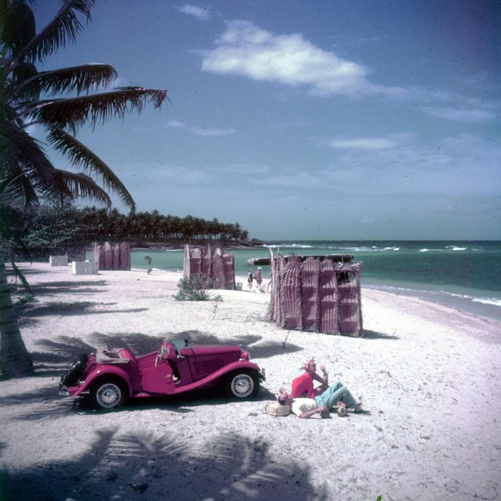 1950, Le photographe de mode John Rawlings (1912 - 1970) sur la plage de Montego Bay, en Jamaïque. (Photo par Slim Aarons / The Getty Images Archive & Darkroom, Londres, Angleterre)


Cette photographie incarne le style de voyage et le glamour des