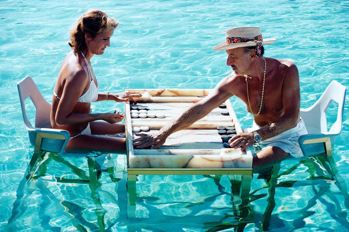 Keep Your Cool" 1978 Slim Aarons Limited Estate Edition

Carmen Alvarez bei einer Partie Backgammon mit Frank 'Brandy' Brandstetter 
in einem Schwimmbad in Acapulco.

Slim Aarons Chromogenic C Druck 
Gedruckt 2024 
Slim Aarons Estate Edition