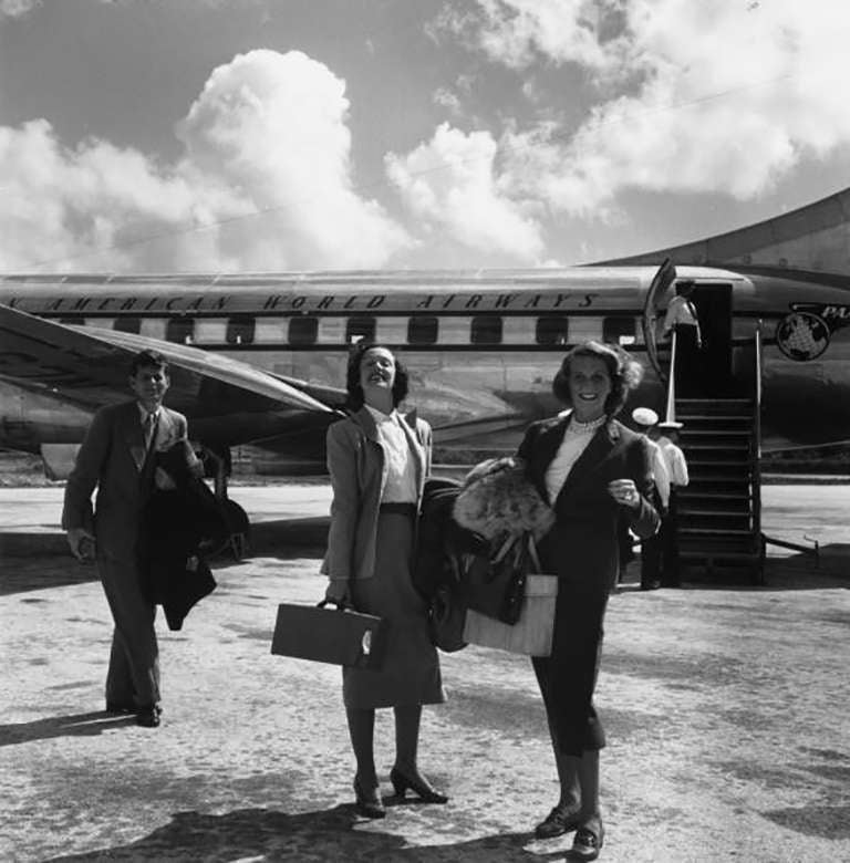 1953: Senator John F. Kennedy (1917 - 1963), Shirley Rogan Ellis und Betty LoSavio am Flughafen Montego Bay, Jamaika.

Nachlassgestempelte und handnummerierte Auflage von 150 Stück mit Echtheitszertifikat des Nachlasses.   

Slim Aarons (1916-2006)