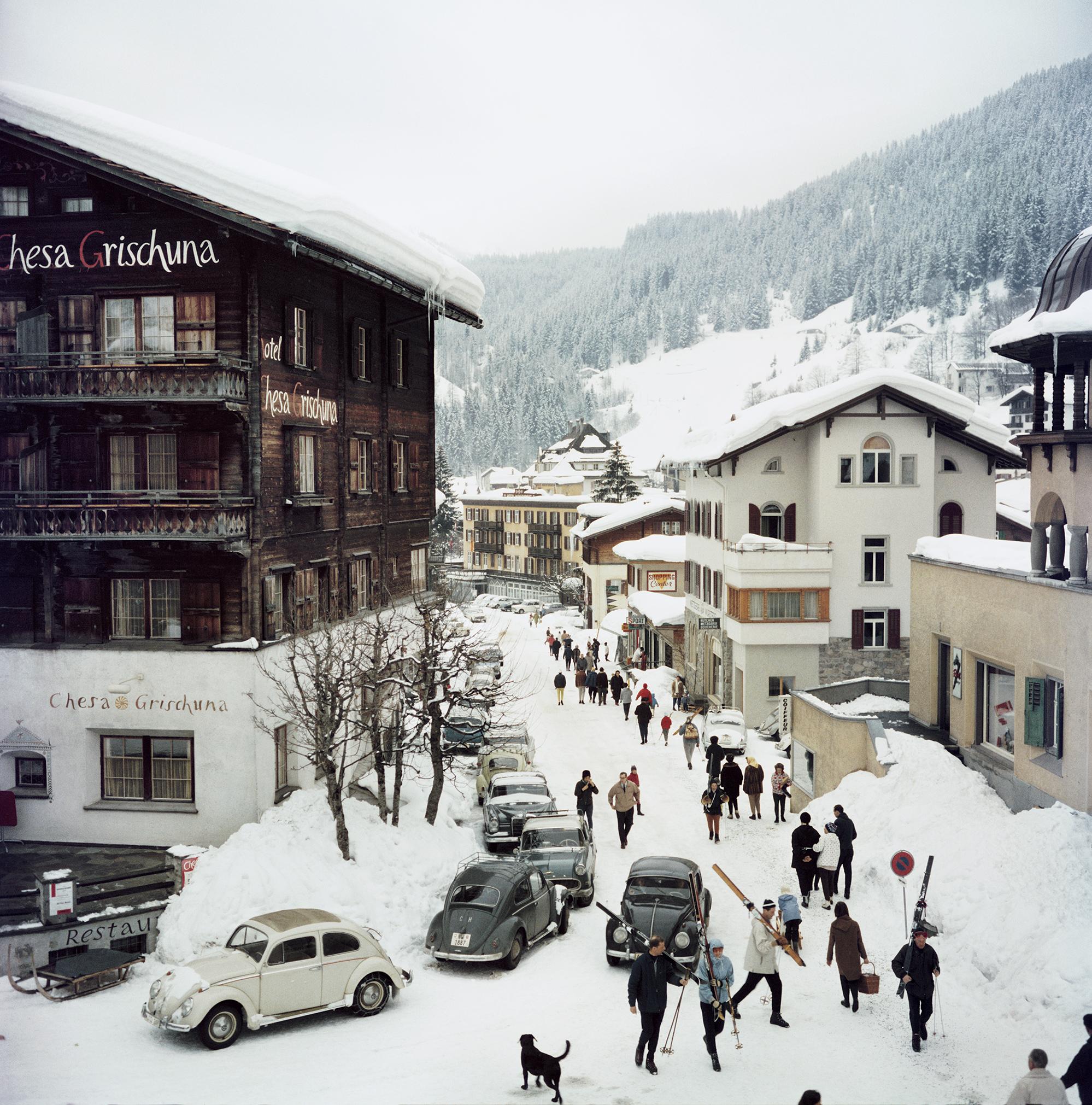 Slim Aarons
Kloisters
1963 (printed later)
C print
Estate stamped and numbered edition of 150 
with Certificate of authenticity

Caption: Skiers pass by the Hotel Chesa Grischuna in Klosters, 1963. (Photo by Slim Aarons/Hulton Archive/Getty