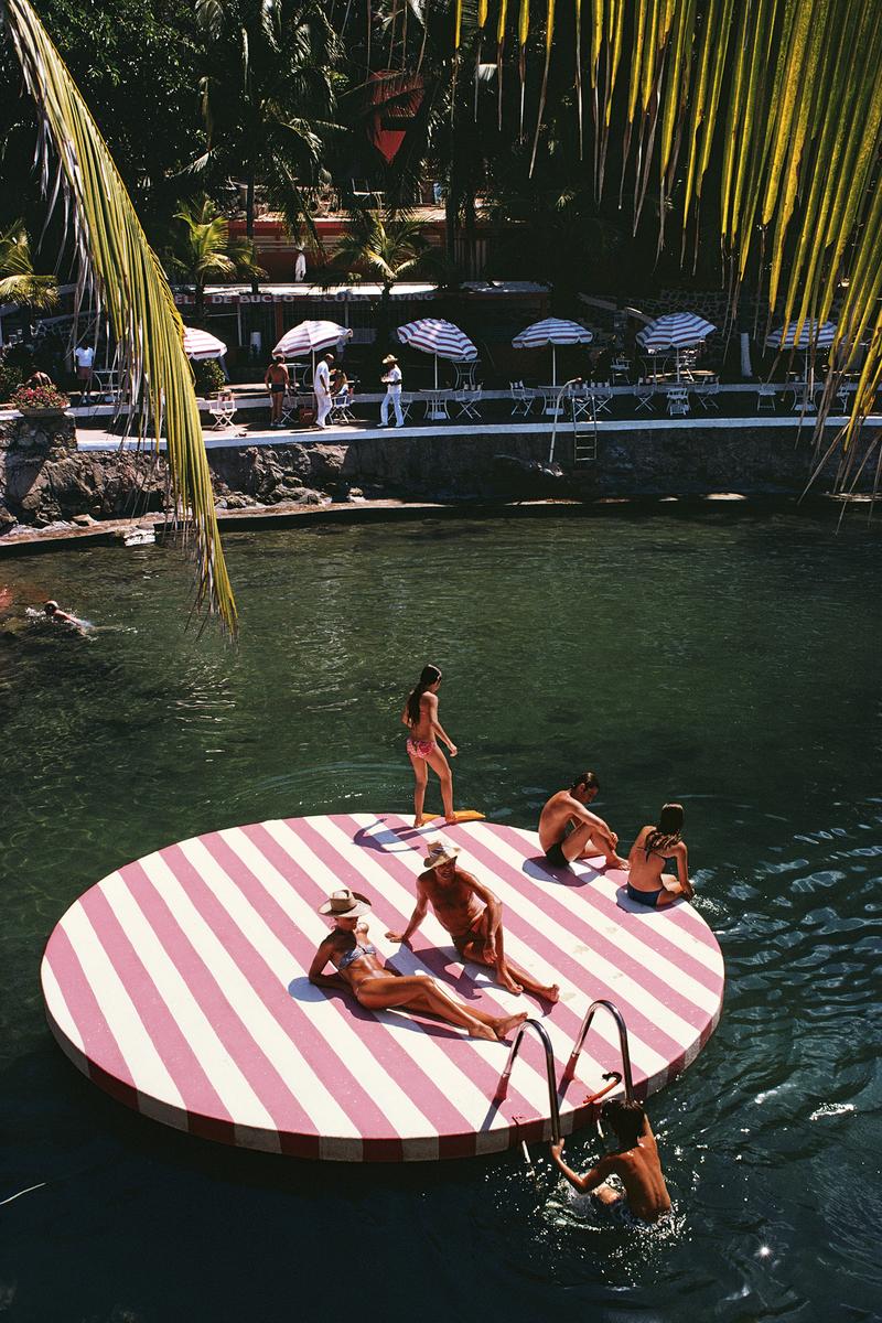 'La Concha Beach Club' 1975 Slim Aarons Limited Estate Edition

Bathers at La Concha Beach Club, Acapulco, Mexico, February 1975.

Slim Aarons Chromogenic C print 
Printed 2024 
Slim Aarons Estate Edition 
Produced utilising the only original