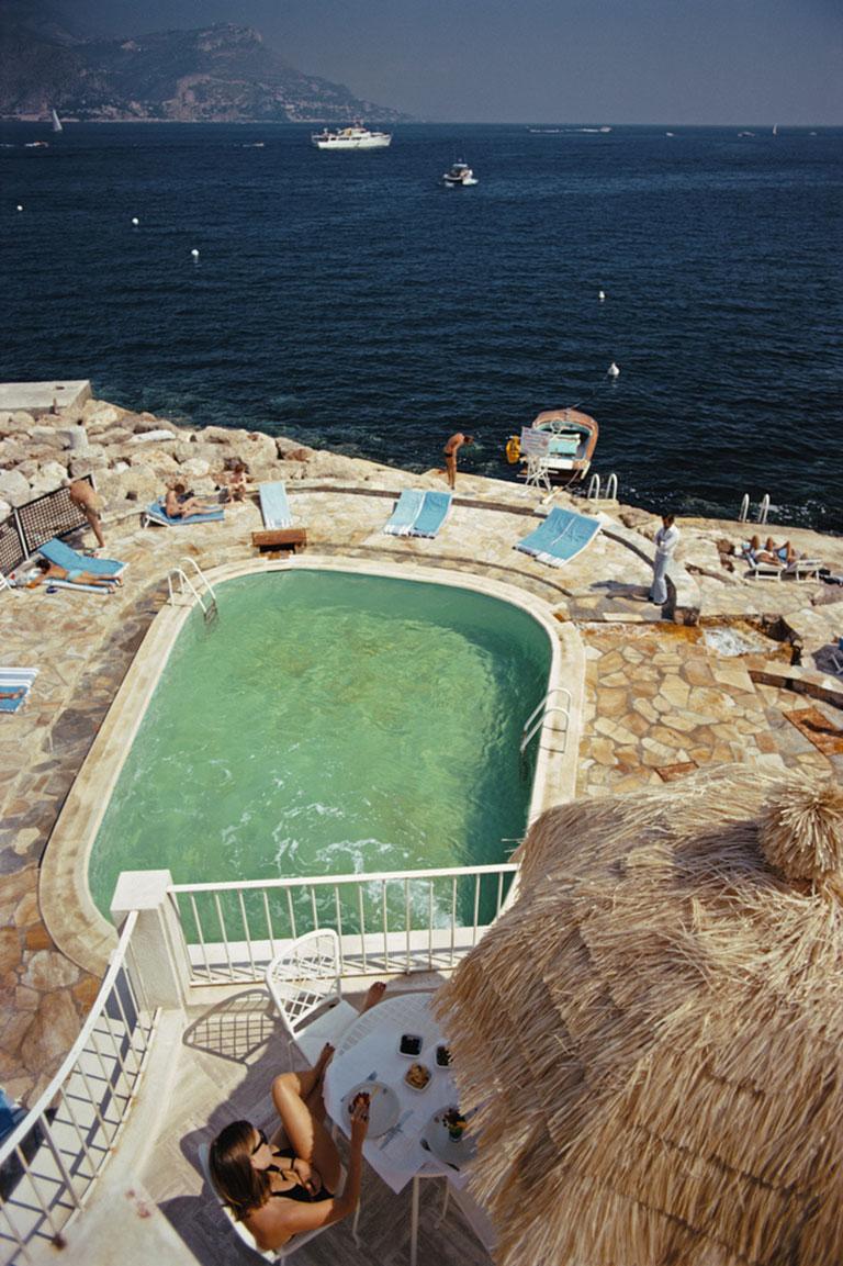 Slim Aarons Landscape Photograph – Aarons, La Voile d'Or, Saint-Jean-Cap-Ferrat (Erbstücke der Nachlassausgabe)