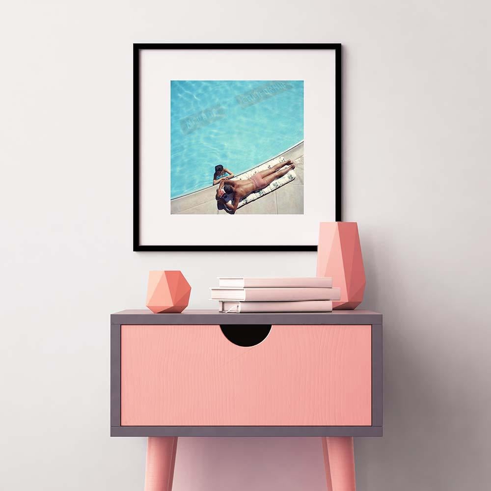 Slim Aarons Lake Tahoe Couple (Nachlassausgabe von Slim Aarons, Poolside) im Angebot 2