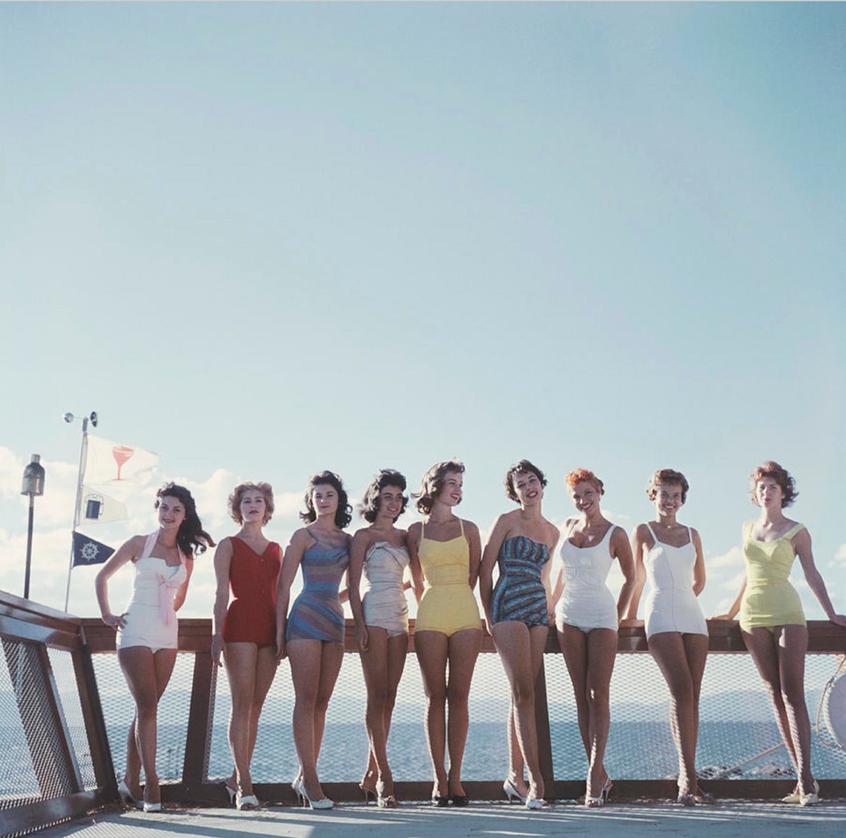 Légende : Un groupe de jeunes femmes en maillot de bain sur le côté Nevada du lac Tahoe, 1959. 

Slim Aarons a travaillé principalement pour des publications mondaines, prenant des photos des personnes riches et célèbres avant et après avoir été