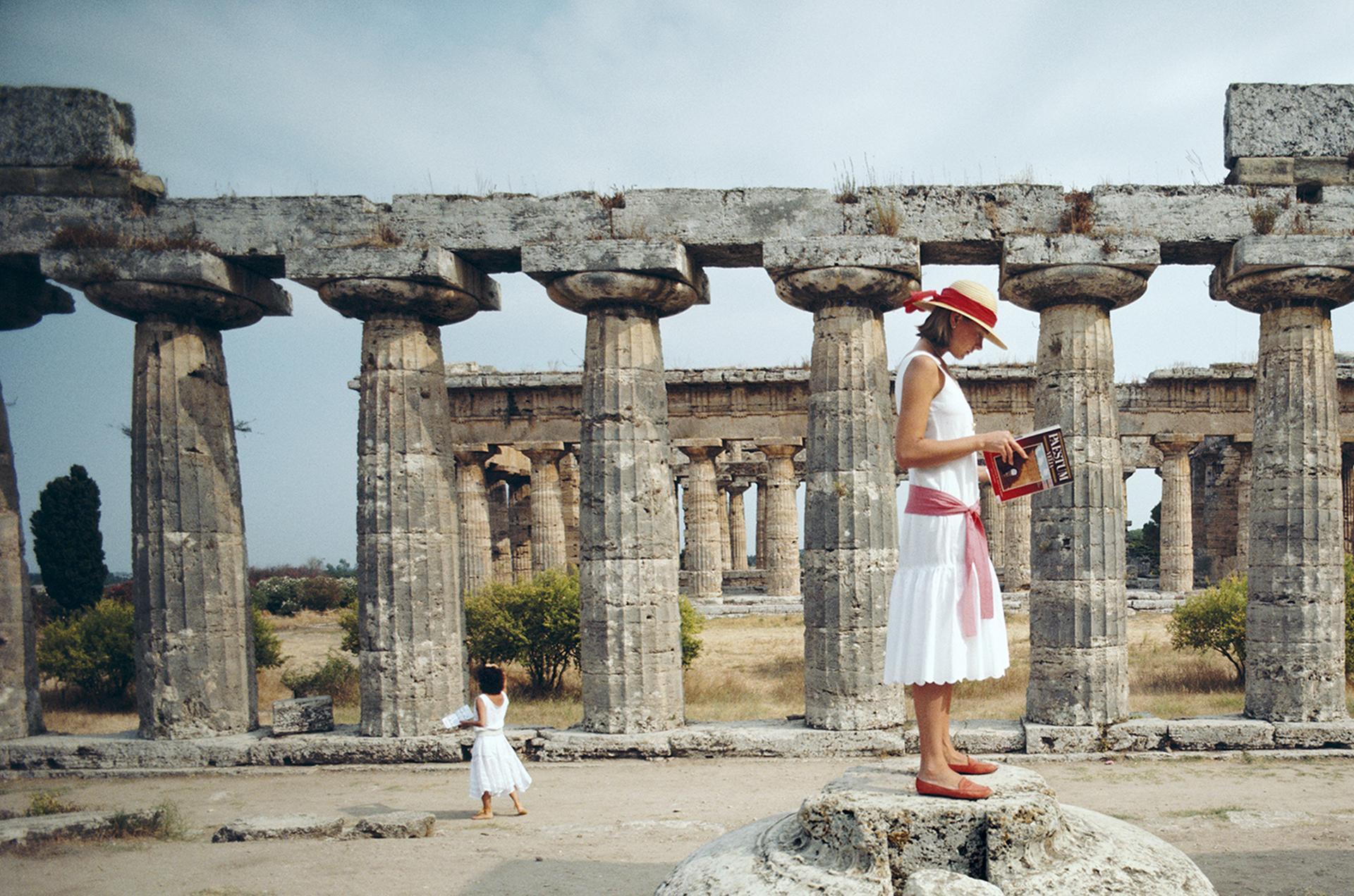 Slim Aarons, Laura Hawk inmitten der antiken griechischen Ruinen von Paestum, Golf von Salerno im Angebot 3