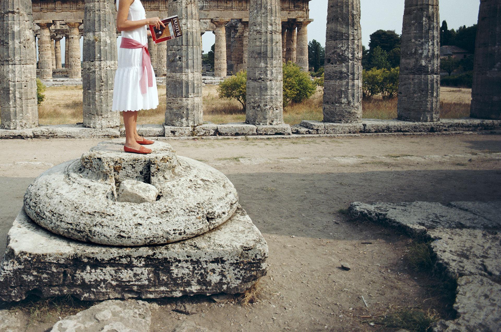Slim Aarons, Laura Hawk inmitten der antiken griechischen Ruinen von Paestum, Golf von Salerno im Angebot 5