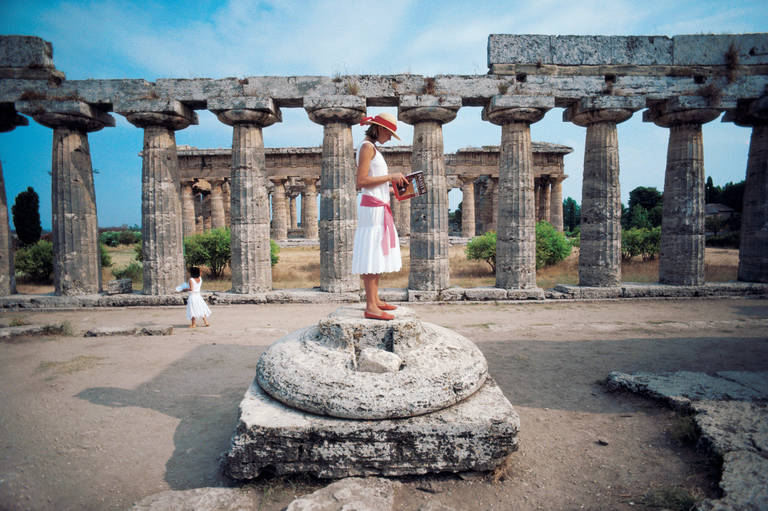 Laura Hawk inmitten der antiken griechischen Ruinen von Paestum, am Golf von Salerno, 1984.

Schlanke Aarons
Laura Hawk in Paestum, 1984
40 x 60 Zoll
Chromogener Lambda-Druck 
Slim Aarons Estate Edition

Nachlassgestempelte und handnummerierte