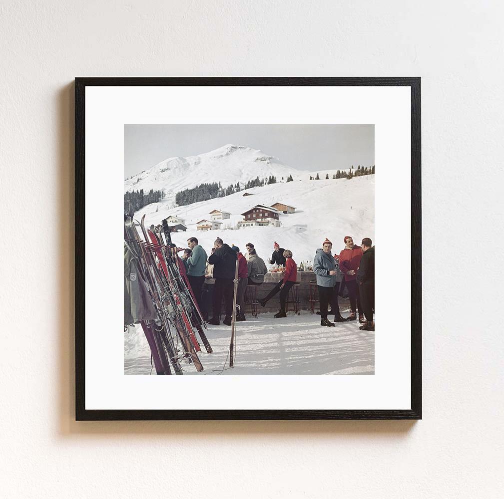 Slim Aarons „Lech Ice Bar“ Moderne Fotografie aus der Mitte des Jahrhunderts im Angebot 1