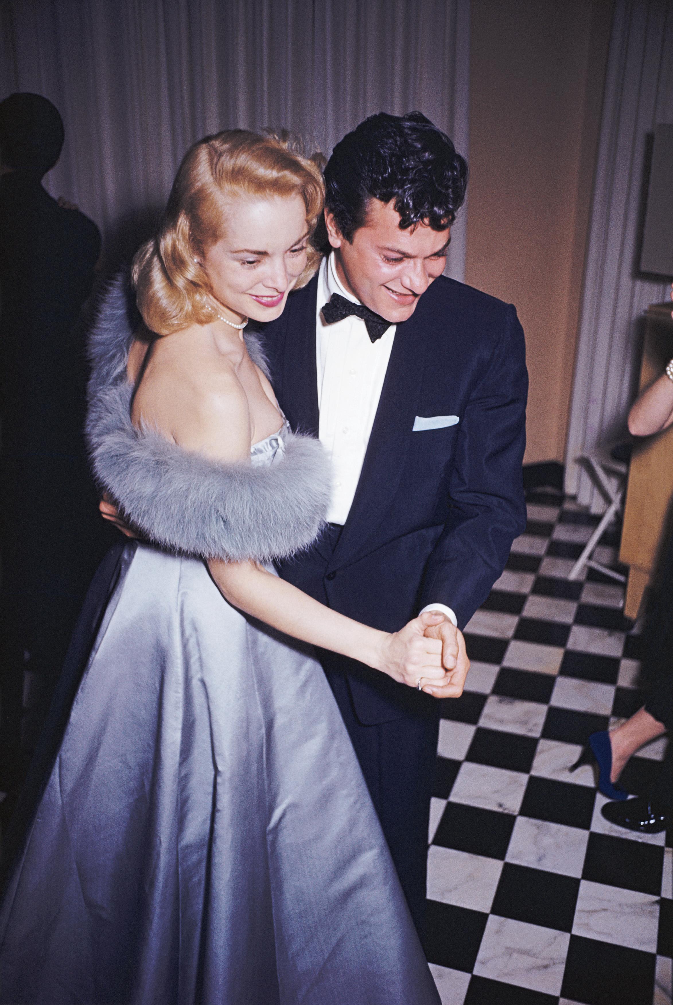 Les stars de cinéma Tony Curtis et sa femme Janet Leigh dansent lors d'une fête organisée chez James Mason à Beverly Hills, en 1954. 

Slim Aarons
La danse
1954. (imprimé ultérieurement)
C imprimé 
Édition de 150 exemplaires numérotés et estampillés